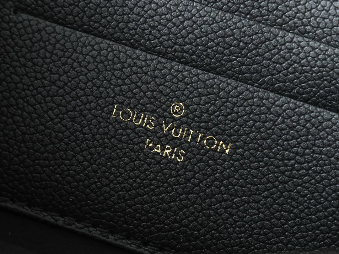 💰200💰Upgraded from the original M83233 Wallet On Chain Metis, made of grained Monogram Empreinte leather with the brand's Monogram pattern embossed on it. The appearance has a distinctive trapezoidal design, the front flap is fixed with an S-lock, and the full leather embossed chain cover woc shoulder bag is inherited from the classic Louis Vuitton suitcase. Detachable chain allows for cross-body wear. Dimensions: 22.0 x 15.0 x 5.5 cm