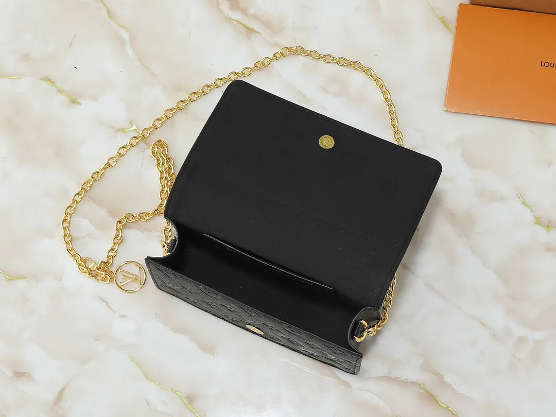 💰200💰Upgraded from the original M83233 Wallet On Chain Metis, made of grained Monogram Empreinte leather with the brand's Monogram pattern embossed on it. The appearance has a distinctive trapezoidal design, the front flap is fixed with an S-lock, and the full leather embossed chain cover woc shoulder bag is inherited from the classic Louis Vuitton suitcase. Detachable chain allows for cross-body wear. Dimensions: 22.0 x 15.0 x 5.5 cm