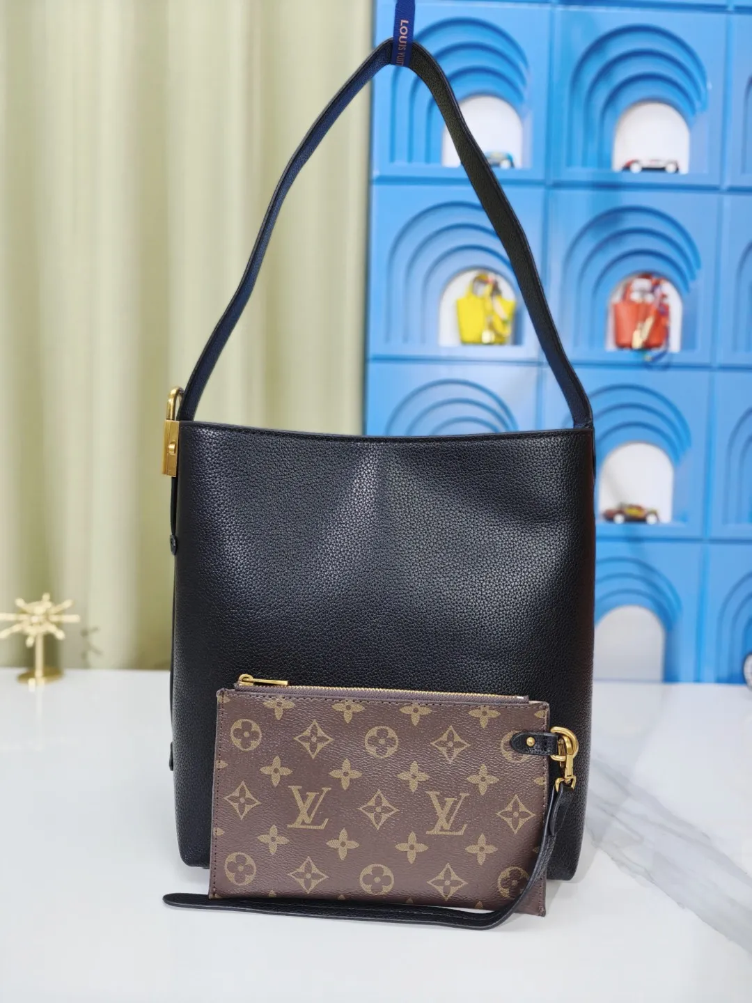 P large 280 💰 small 260 💰 Upgraded original (imitation original) m24988 m24974 m24856 m25022 m25352 m125353m25354 This lowkey hobo handbag is made of smooth cow leather with a surface cow leather lining. It can accommodate short wallets, large smartphones, keys and other small items. The shoulder strap is adjustable with a padlock buckle, and the removable monogram canvas zippered interior pocket provides neat storage. Size: large 31.0x35.0x18.0 cm (length x height x width), small 24.0x28.0x16.0 cm (length x height x width)