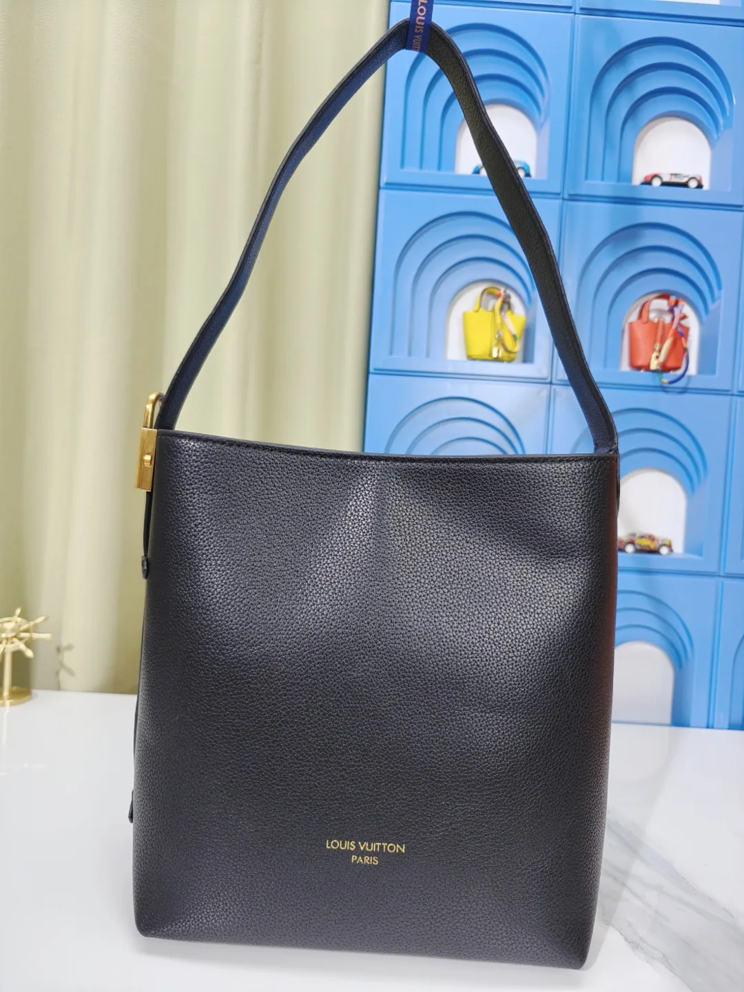 P large 280 💰 small 260 💰 Upgraded original (imitation original) m24988 m24974 m24856 m25022 m25352 m125353m25354 This lowkey hobo handbag is made of smooth cow leather with a surface cow leather lining. It can accommodate short wallets, large smartphones, keys and other small items. The shoulder strap is adjustable with a padlock buckle, and the removable monogram canvas zippered interior pocket provides neat storage. Size: large 31.0x35.0x18.0 cm (length x height x width), small 24.0x28.0x16.0 cm (length x height x width)