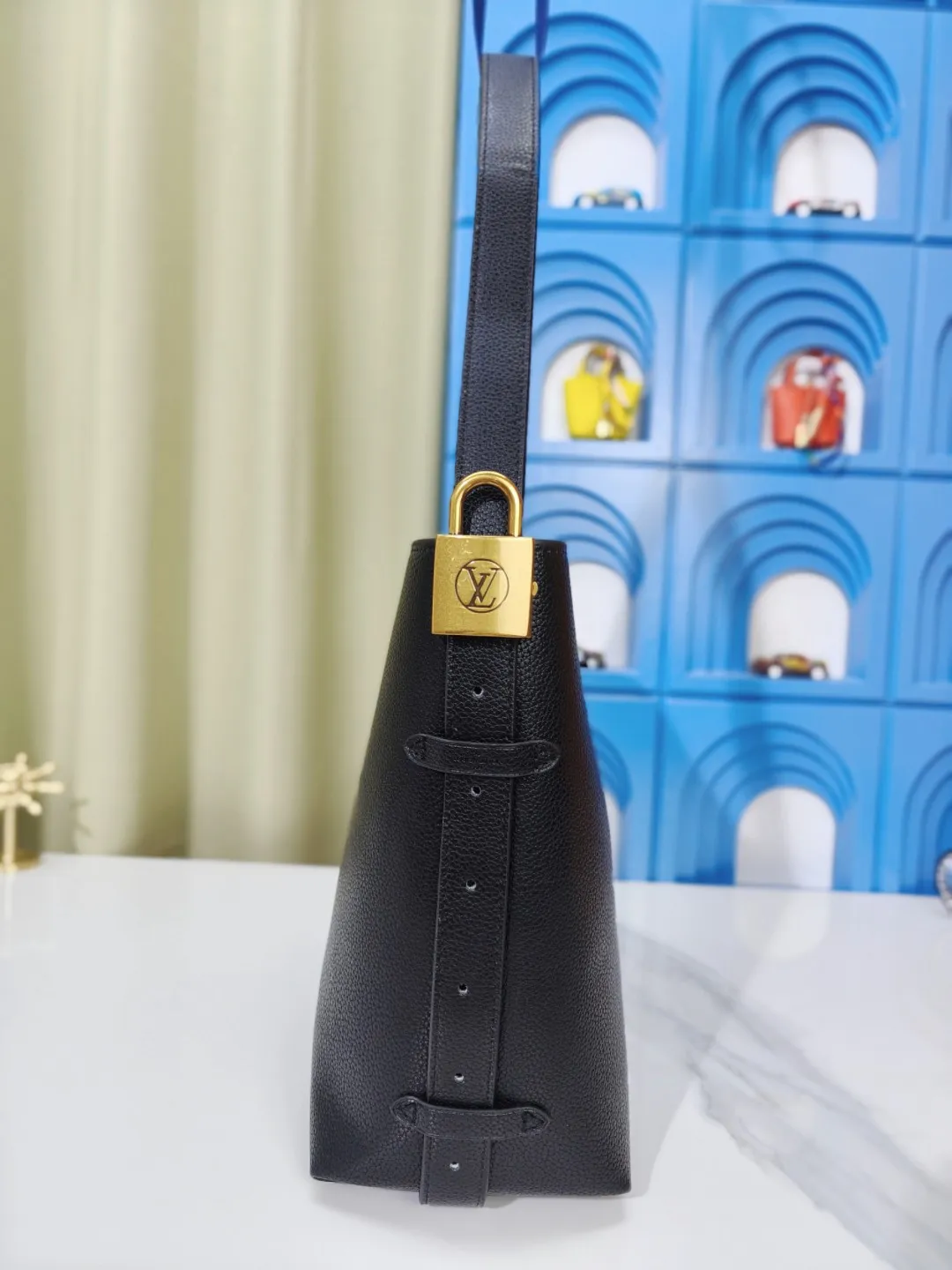 P large 280 💰 small 260 💰 Upgraded original (imitation original) m24988 m24974 m24856 m25022 m25352 m125353m25354 This lowkey hobo handbag is made of smooth cow leather with a surface cow leather lining. It can accommodate short wallets, large smartphones, keys and other small items. The shoulder strap is adjustable with a padlock buckle, and the removable monogram canvas zippered interior pocket provides neat storage. Size: large 31.0x35.0x18.0 cm (length x height x width), small 24.0x28.0x16.0 cm (length x height x width)