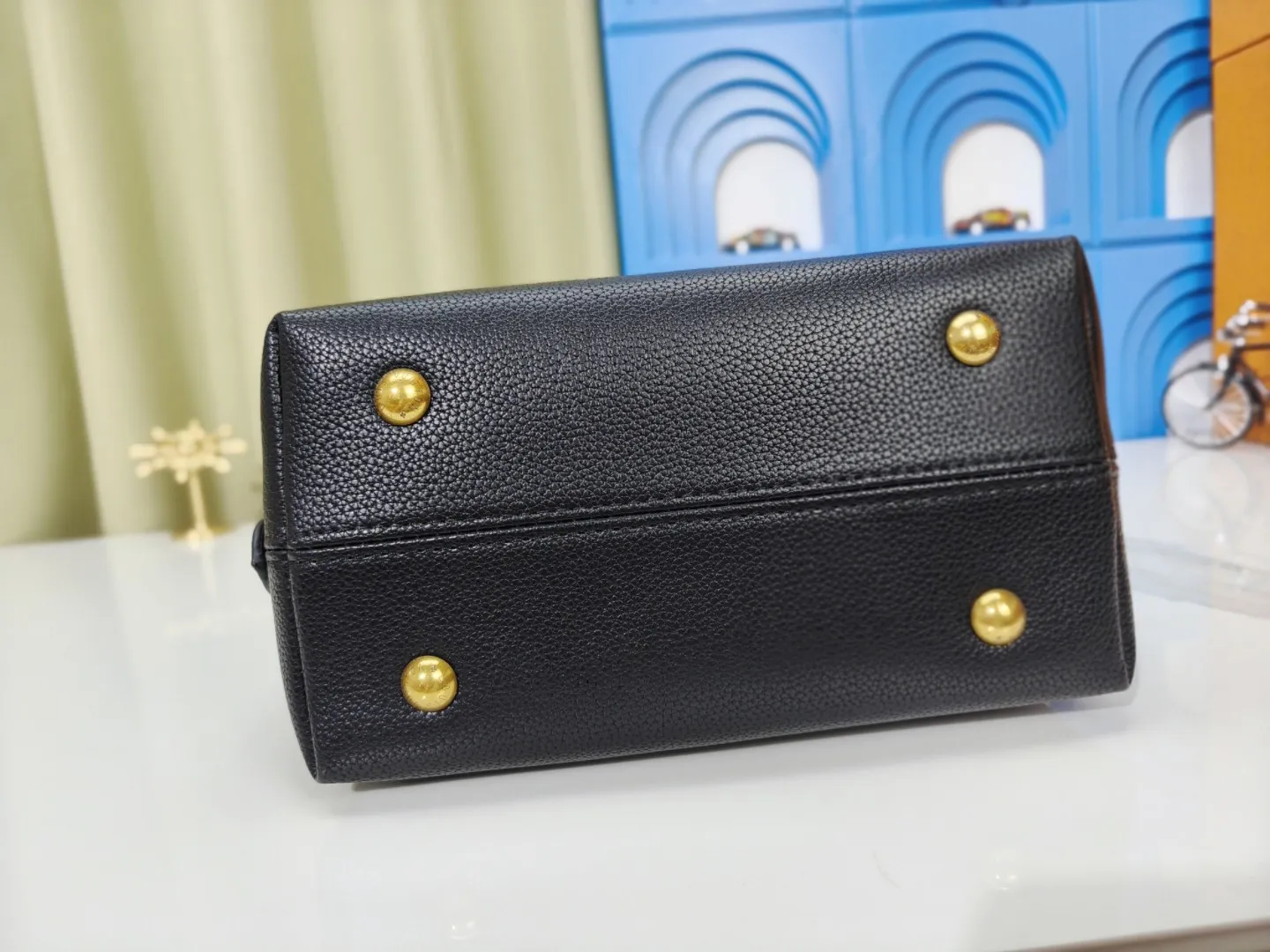 P large 280 💰 small 260 💰 Upgraded original (imitation original) m24988 m24974 m24856 m25022 m25352 m125353m25354 This lowkey hobo handbag is made of smooth cow leather with a surface cow leather lining. It can accommodate short wallets, large smartphones, keys and other small items. The shoulder strap is adjustable with a padlock buckle, and the removable monogram canvas zippered interior pocket provides neat storage. Size: large 31.0x35.0x18.0 cm (length x height x width), small 24.0x28.0x16.0 cm (length x height x width)
