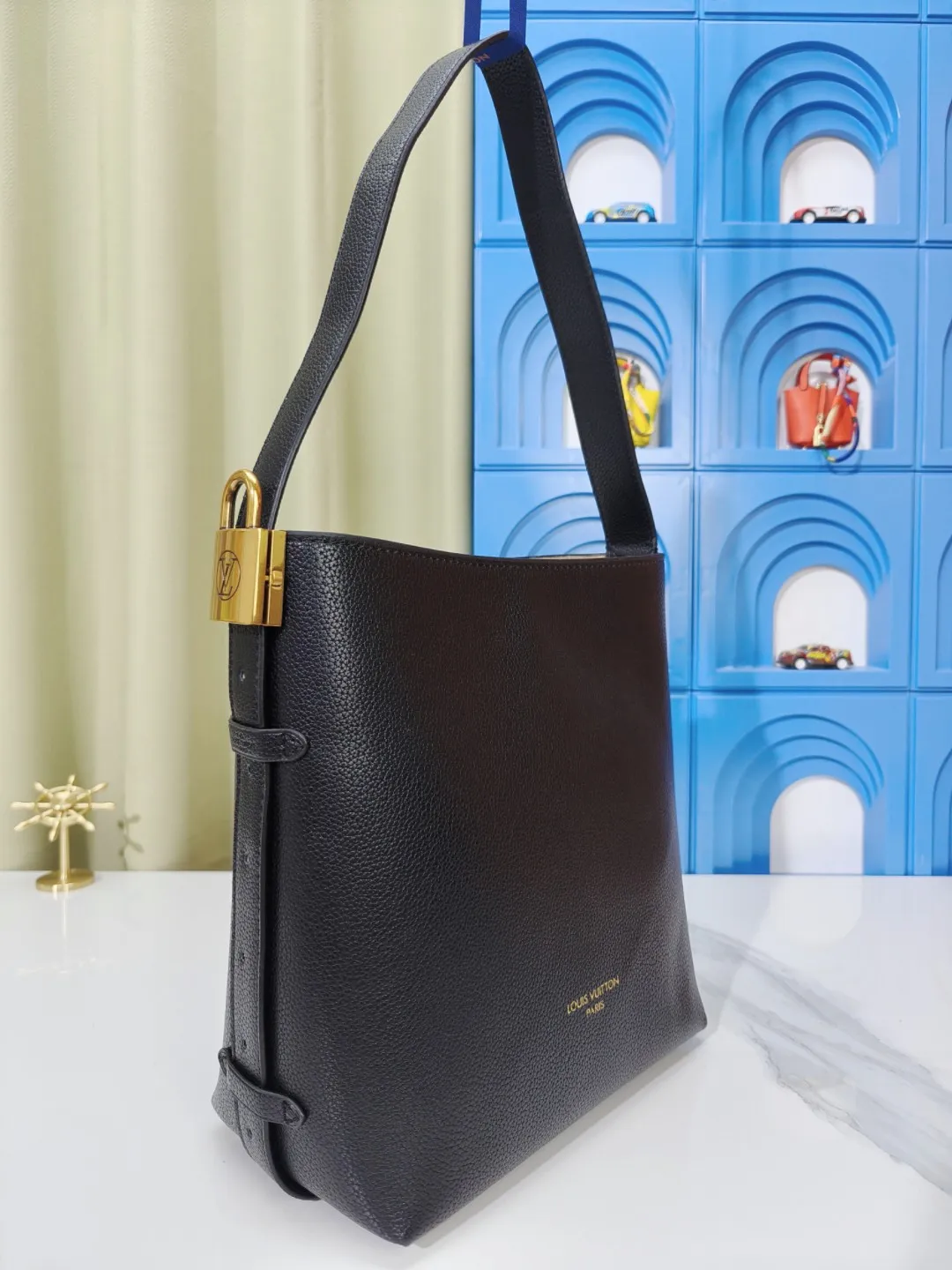P large 280 💰 small 260 💰 Upgraded original (imitation original) m24988 m24974 m24856 m25022 m25352 m125353m25354 This lowkey hobo handbag is made of smooth cow leather with a surface cow leather lining. It can accommodate short wallets, large smartphones, keys and other small items. The shoulder strap is adjustable with a padlock buckle, and the removable monogram canvas zippered interior pocket provides neat storage. Size: large 31.0x35.0x18.0 cm (length x height x width), small 24.0x28.0x16.0 cm (length x height x width)