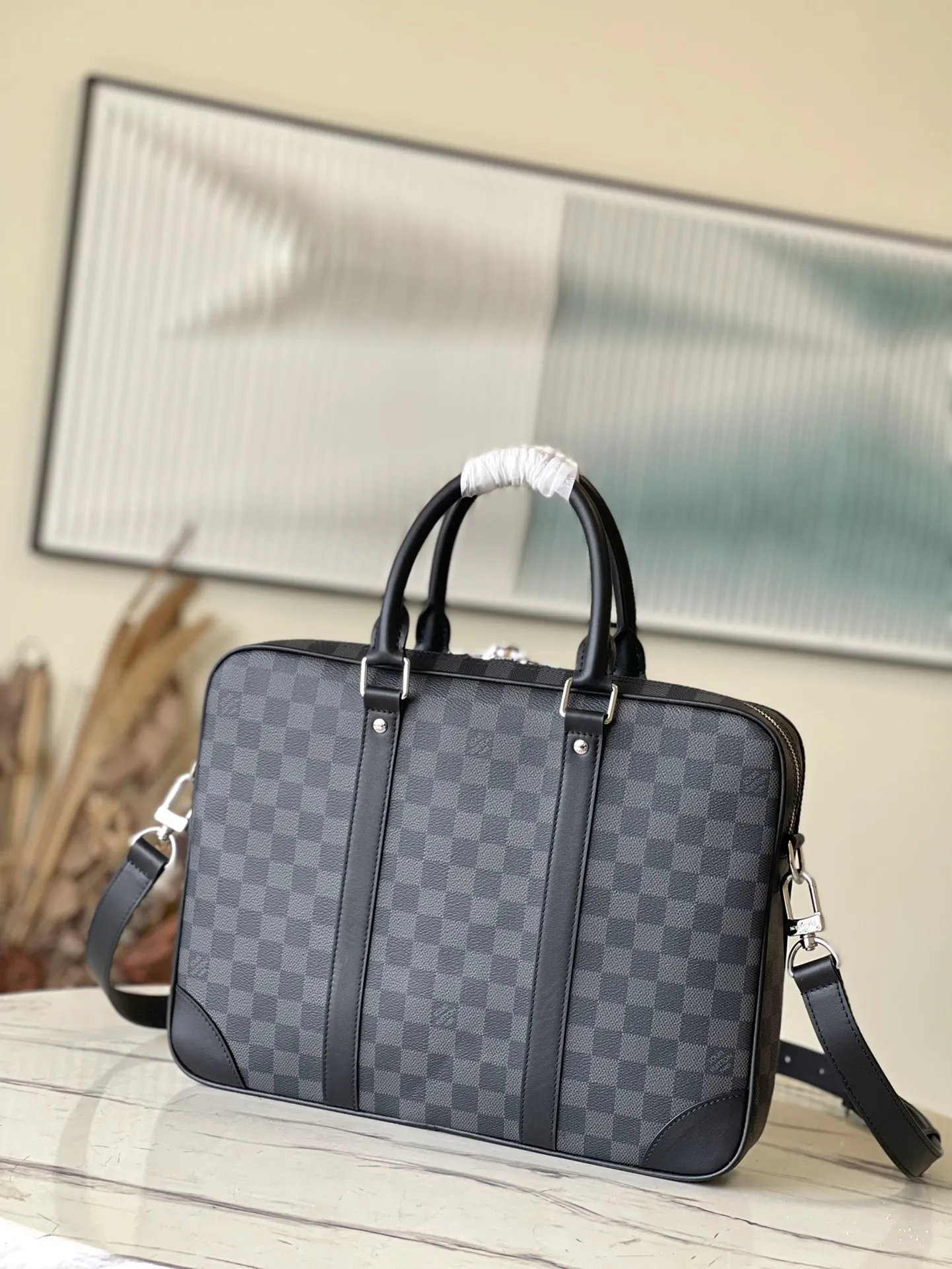 💰1000 Top Original N40445 This Voyage small briefcase is made of Damier Graphite coated canvas, with leather side straps, reinforced corners, top handles and nameplate. The outer pocket makes it easy to store a smartphone, the padded interior compartment holds a 13-inch laptop, and the removable and adjustable shoulder strap makes it comfortable to carry over the shoulder. Dimensions: 36.5 x 27.5 x 6 cm
