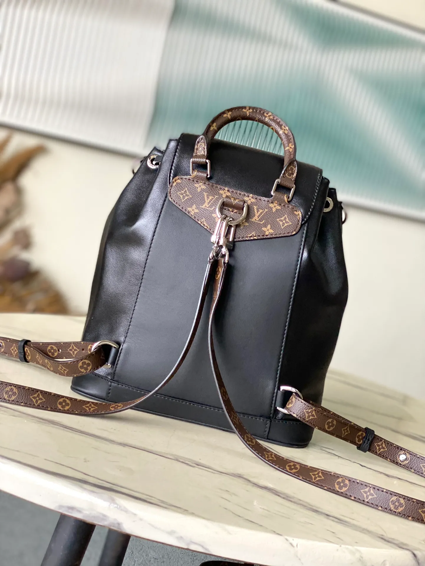 💰1260 (top layer leather) top original order M12587 This Montsouris small backpack is made of shiny sheep leather with Monogram details, which cleverly expresses the identity of the LVVbe series. The Louis Vuitton archive buckle and leather drawstring enrich the functional design, and the chic metal hardware is the finishing touch. A zippered front pocket keeps small items safe and secure. Dimensions: 28 × 30 × 18 cm