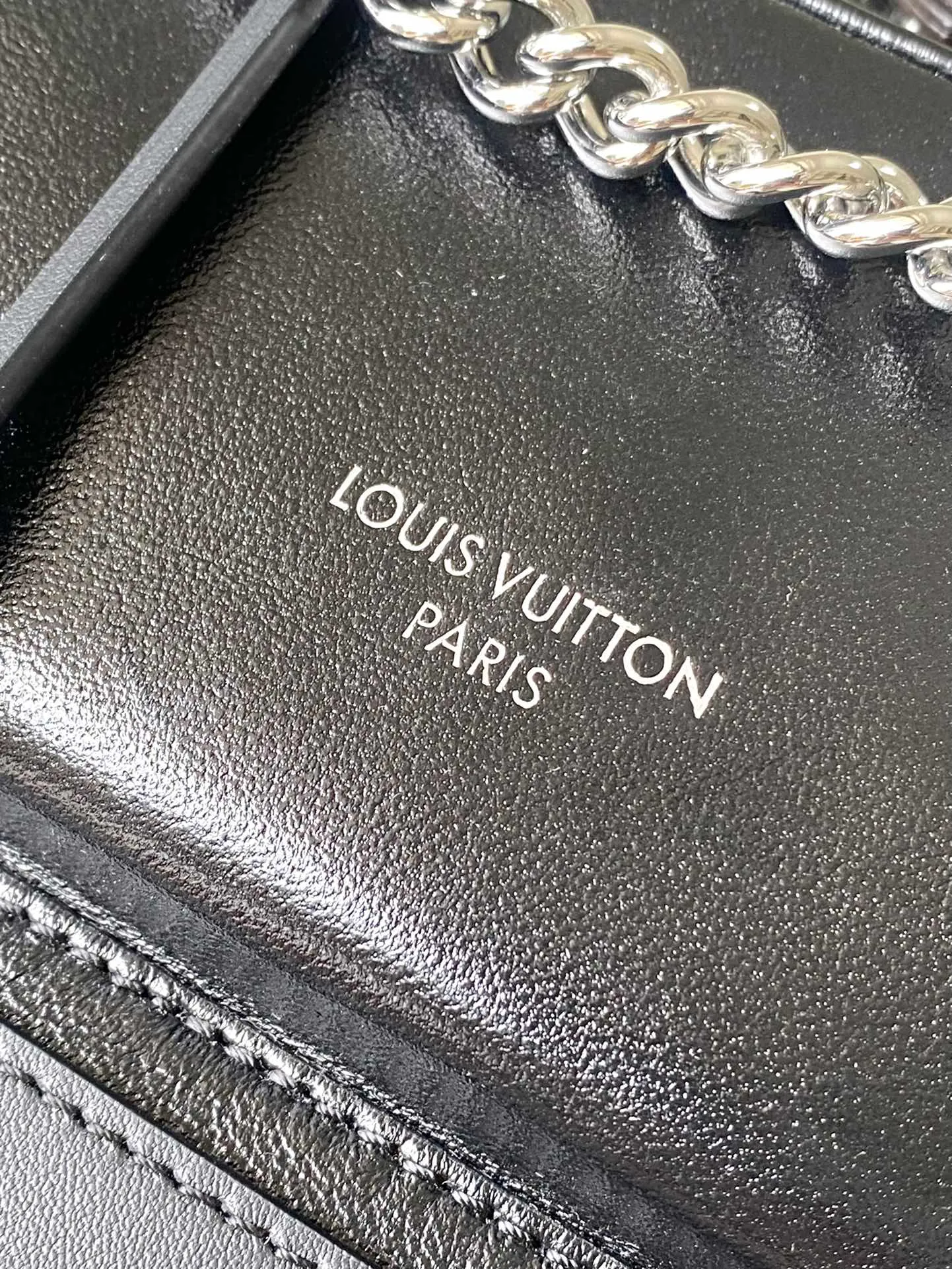 💰1260 (top layer leather) top original order M12587 This Montsouris small backpack is made of shiny sheep leather with Monogram details, which cleverly expresses the identity of the LVVbe series. The Louis Vuitton archive buckle and leather drawstring enrich the functional design, and the chic metal hardware is the finishing touch. A zippered front pocket keeps small items safe and secure. Dimensions: 28 × 30 × 18 cm