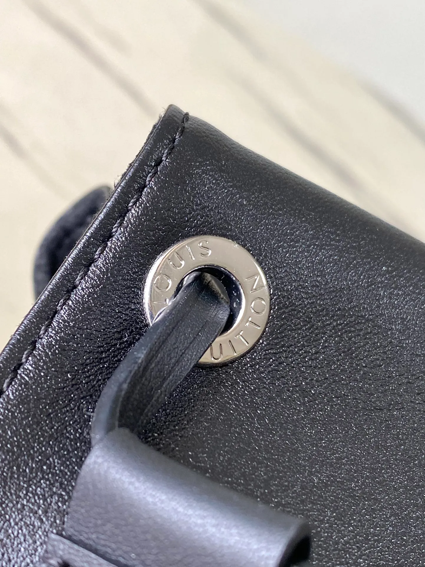 💰1260 (top layer leather) top original order M12587 This Montsouris small backpack is made of shiny sheep leather with Monogram details, which cleverly expresses the identity of the LVVbe series. The Louis Vuitton archive buckle and leather drawstring enrich the functional design, and the chic metal hardware is the finishing touch. A zippered front pocket keeps small items safe and secure. Dimensions: 28 × 30 × 18 cm
