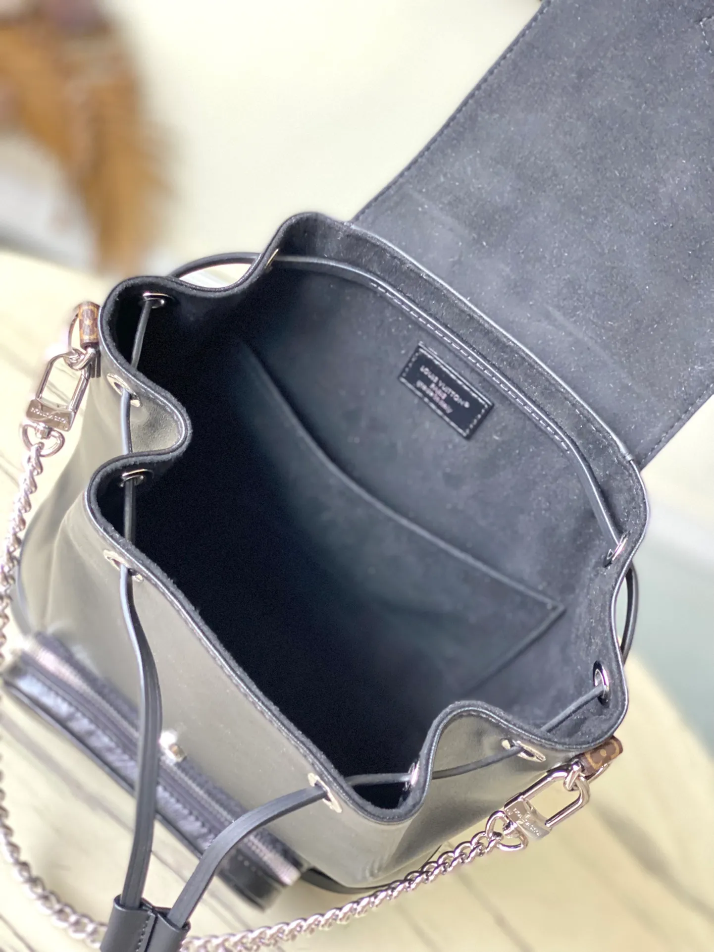 💰1260 (top layer leather) top original order M12587 This Montsouris small backpack is made of shiny sheep leather with Monogram details, which cleverly expresses the identity of the LVVbe series. The Louis Vuitton archive buckle and leather drawstring enrich the functional design, and the chic metal hardware is the finishing touch. A zippered front pocket keeps small items safe and secure. Dimensions: 28 × 30 × 18 cm