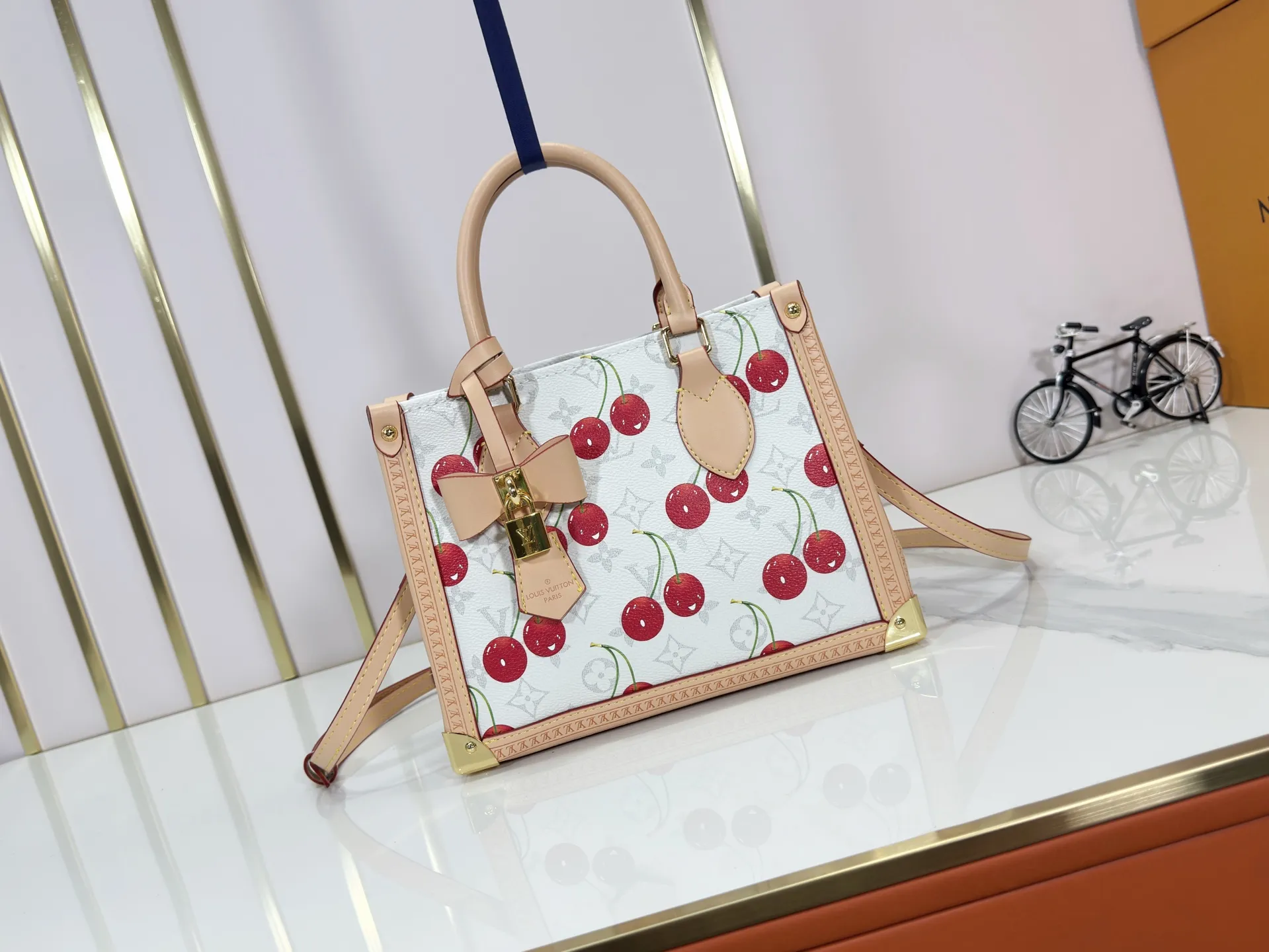 P300 upgraded original M13079 M45495 M45659 M44571 The Louis Vuitton x Murakami reissue series interprets the OnTheGo small handbag in a smart way. The colorful Monogram canvas body, cowhide leather trim and LV x TM key bag highlight the sophisticated style. The shiny corners recall the design of traditional Louis Vuitton luggage, and the shoulder strap and top handle allow for multiple carrying methods. Dimensions: 25.0 x 19.0 x 11.5 cm (length x height x width)