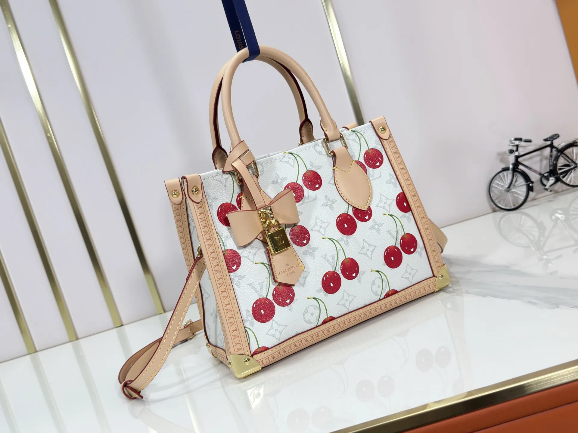P300 upgraded original M13079 M45495 M45659 M44571 The Louis Vuitton x Murakami reissue series interprets the OnTheGo small handbag in a smart way. The colorful Monogram canvas body, cowhide leather trim and LV x TM key bag highlight the sophisticated style. The shiny corners recall the design of traditional Louis Vuitton luggage, and the shoulder strap and top handle allow for multiple carrying methods. Dimensions: 25.0 x 19.0 x 11.5 cm (length x height x width)