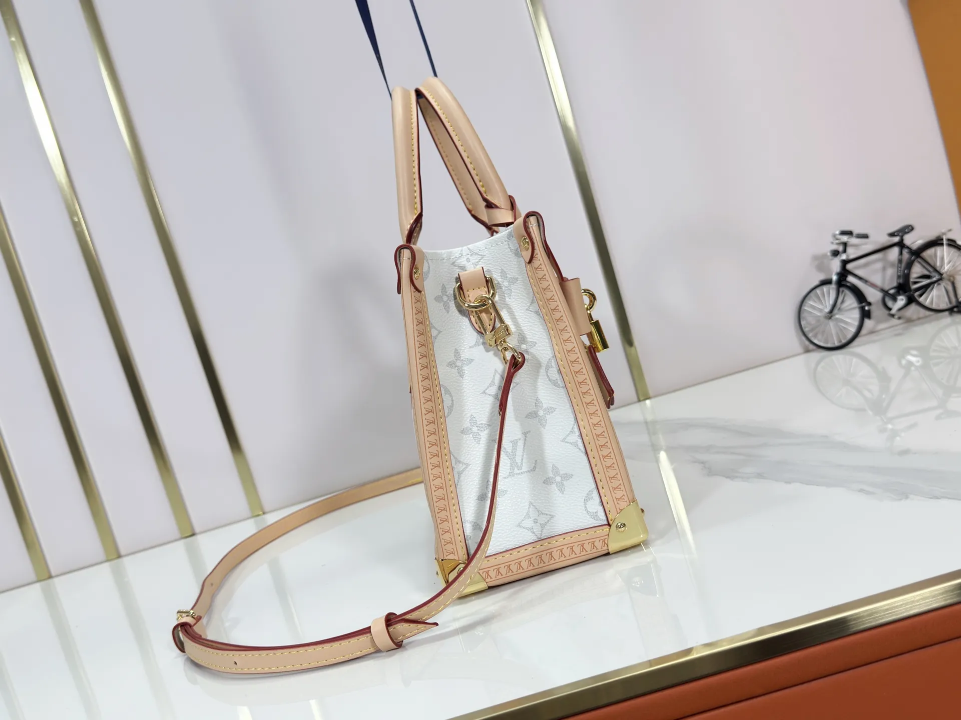 P300 upgraded original M13079 M45495 M45659 M44571 The Louis Vuitton x Murakami reissue series interprets the OnTheGo small handbag in a smart way. The colorful Monogram canvas body, cowhide leather trim and LV x TM key bag highlight the sophisticated style. The shiny corners recall the design of traditional Louis Vuitton luggage, and the shoulder strap and top handle allow for multiple carrying methods. Dimensions: 25.0 x 19.0 x 11.5 cm (length x height x width)