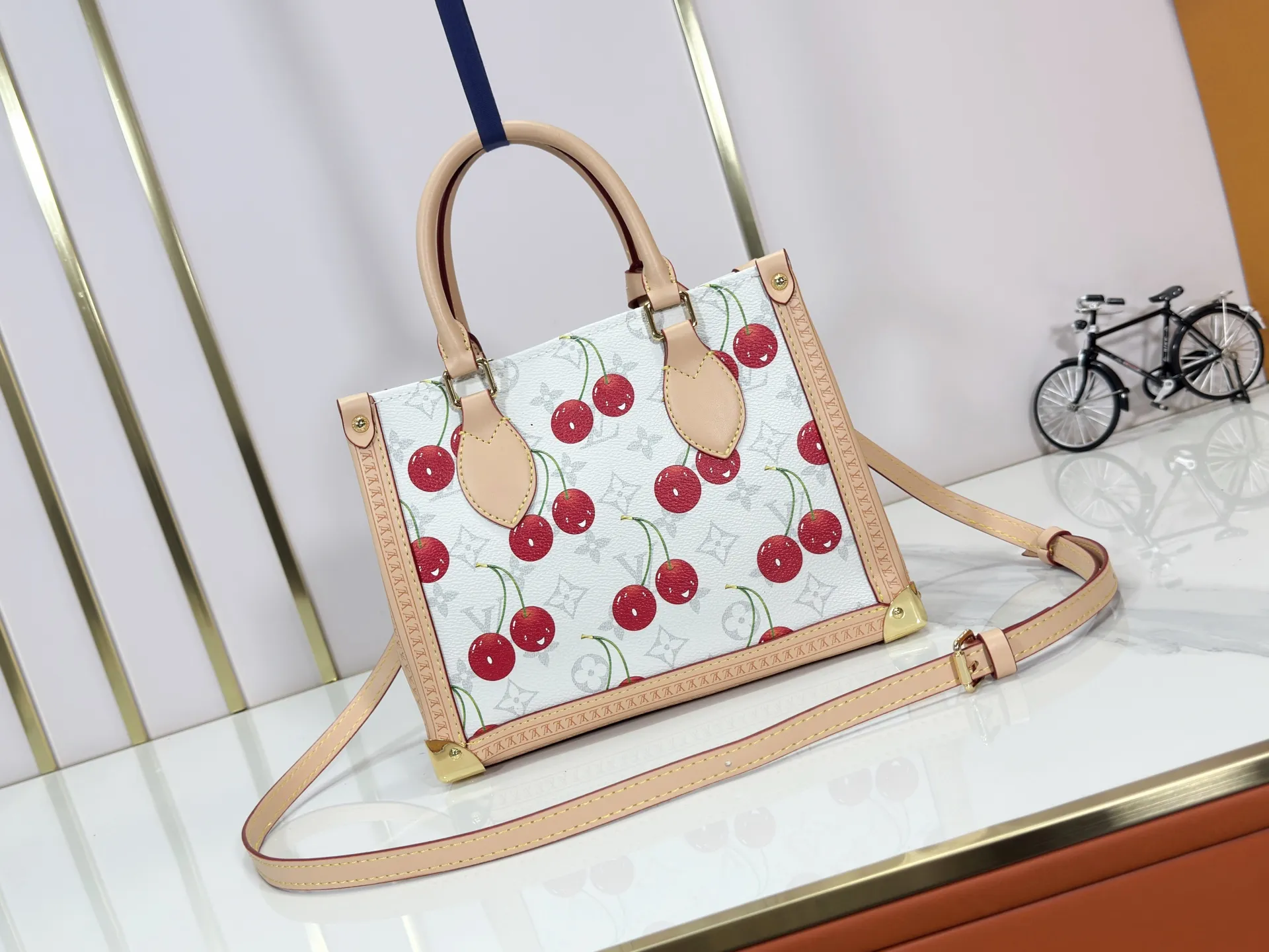 P300 upgraded original M13079 M45495 M45659 M44571 The Louis Vuitton x Murakami reissue series interprets the OnTheGo small handbag in a smart way. The colorful Monogram canvas body, cowhide leather trim and LV x TM key bag highlight the sophisticated style. The shiny corners recall the design of traditional Louis Vuitton luggage, and the shoulder strap and top handle allow for multiple carrying methods. Dimensions: 25.0 x 19.0 x 11.5 cm (length x height x width)