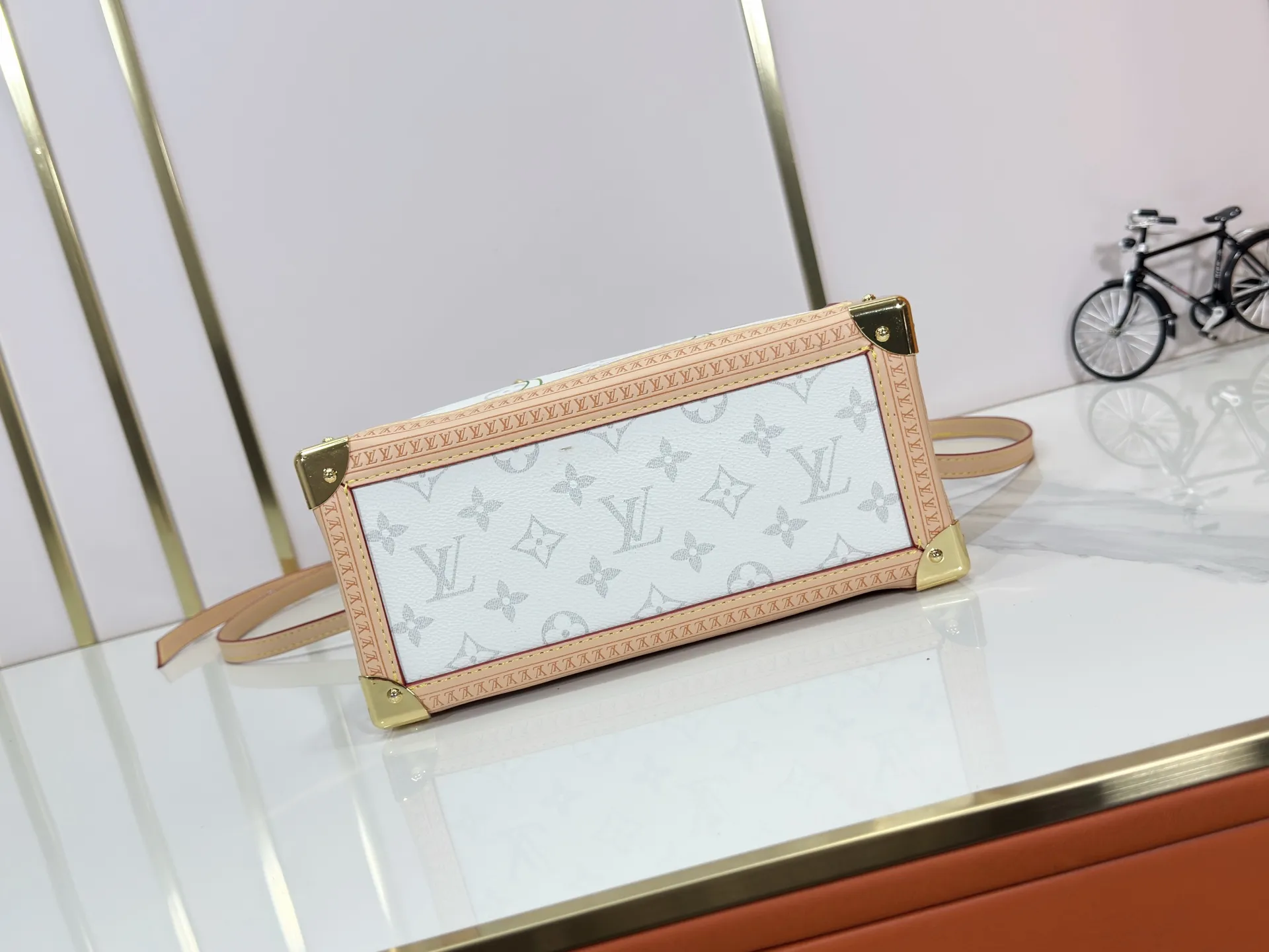 P300 upgraded original M13079 M45495 M45659 M44571 The Louis Vuitton x Murakami reissue series interprets the OnTheGo small handbag in a smart way. The colorful Monogram canvas body, cowhide leather trim and LV x TM key bag highlight the sophisticated style. The shiny corners recall the design of traditional Louis Vuitton luggage, and the shoulder strap and top handle allow for multiple carrying methods. Dimensions: 25.0 x 19.0 x 11.5 cm (length x height x width)