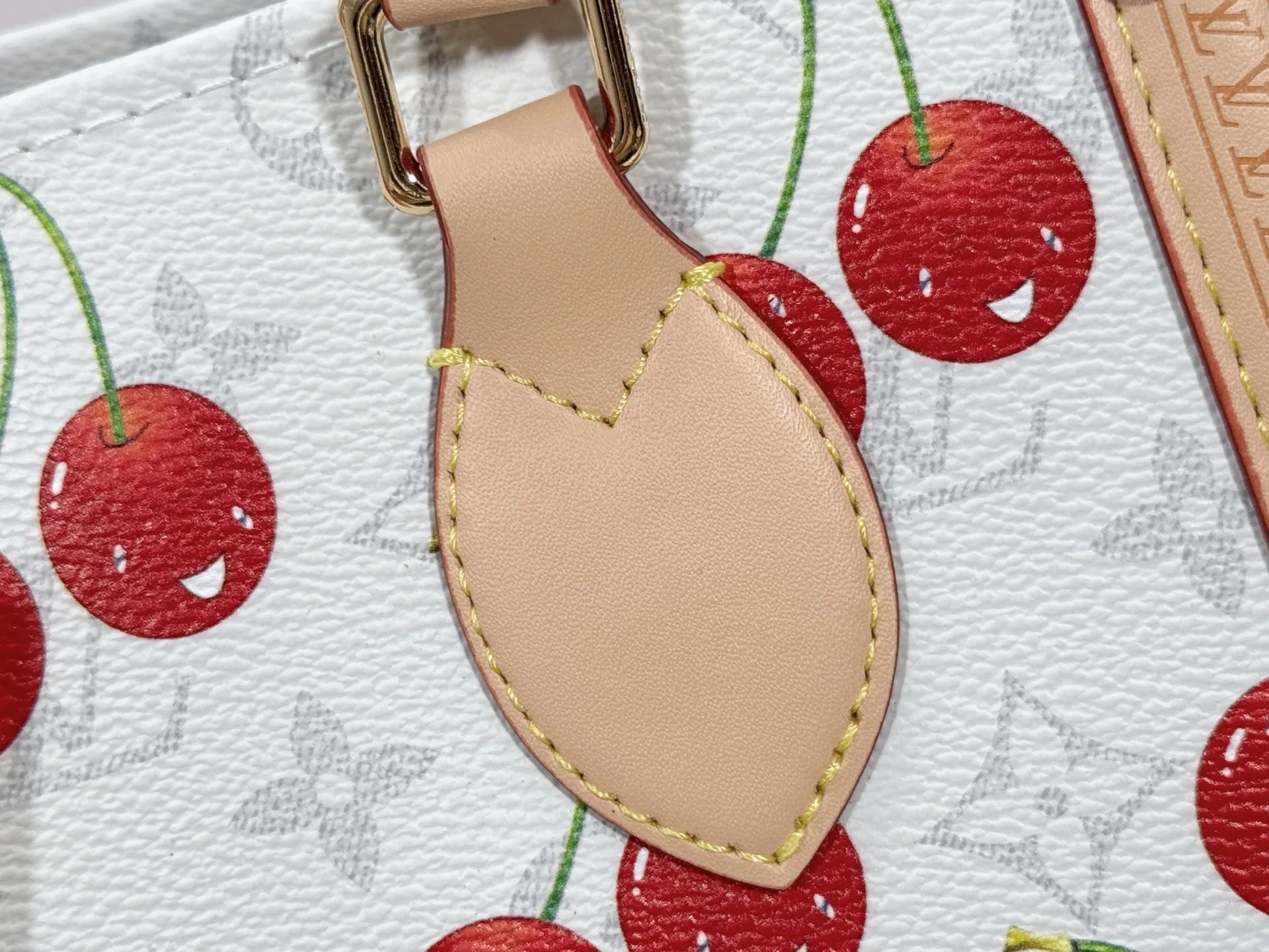 P300 upgraded original M13079 M45495 M45659 M44571 The Louis Vuitton x Murakami reissue series interprets the OnTheGo small handbag in a smart way. The colorful Monogram canvas body, cowhide leather trim and LV x TM key bag highlight the sophisticated style. The shiny corners recall the design of traditional Louis Vuitton luggage, and the shoulder strap and top handle allow for multiple carrying methods. Dimensions: 25.0 x 19.0 x 11.5 cm (length x height x width)