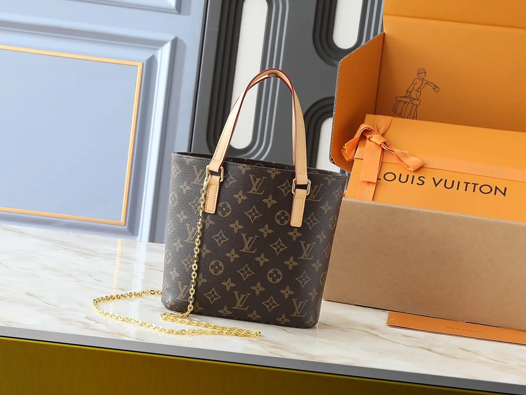 💰220💰Upgraded from the original M51172, the out-of-print Vivienne second-hand Internet celebrity, classic soft Monogram fabric with color-changing yellow leather trim. The design is based on a shopping bag you get after daily shopping. Made of calfskin, with color-changing leather handles and inner bag details, it is a new choice for large-capacity bags and commuter bags. The outer layer is made of Monogram canvas, a fabric lining, a natural cowhide trim and an inner zipper bag! ! Size:23x21x8cm