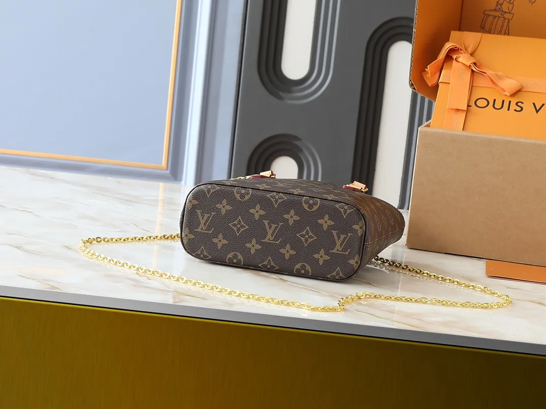 💰220💰Upgraded from the original M51172, the out-of-print Vivienne second-hand Internet celebrity, classic soft Monogram fabric with color-changing yellow leather trim. The design is based on a shopping bag you get after daily shopping. Made of calfskin, with color-changing leather handles and inner bag details, it is a new choice for large-capacity bags and commuter bags. The outer layer is made of Monogram canvas, a fabric lining, a natural cowhide trim and an inner zipper bag! ! Size:23x21x8cm