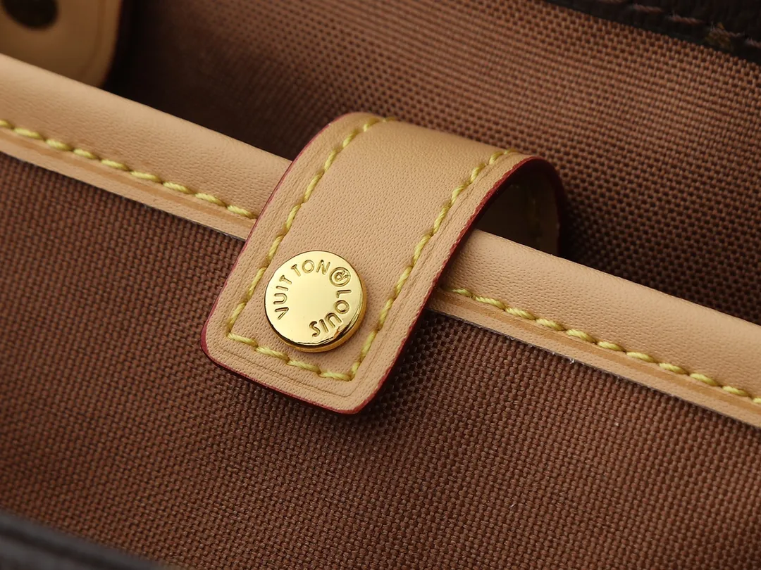 💰220💰Upgraded from the original M51172, the out-of-print Vivienne second-hand Internet celebrity, classic soft Monogram fabric with color-changing yellow leather trim. The design is based on a shopping bag you get after daily shopping. Made of calfskin, with color-changing leather handles and inner bag details, it is a new choice for large-capacity bags and commuter bags. The outer layer is made of Monogram canvas, a fabric lining, a natural cowhide trim and an inner zipper bag! ! Size:23x21x8cm
