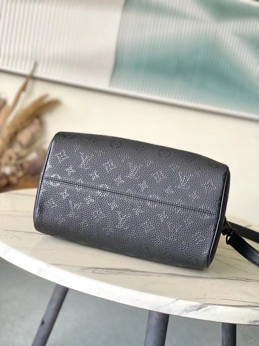 💰1800（头层皮）顶级原单 M24435 黑色 本款 Speedy  Bandoulière 30 Monogram Leather 手袋选用柔软牛皮革，以 Monogram 图案重现帆布印花的考究观感。 Dazzling metal hardware, sheepskin lining and nameplate all reflect Creative Director Pharrell Williams' relentless attention to detail. 30 x 17 x 21 厘米(长度 x 高 x 宽)