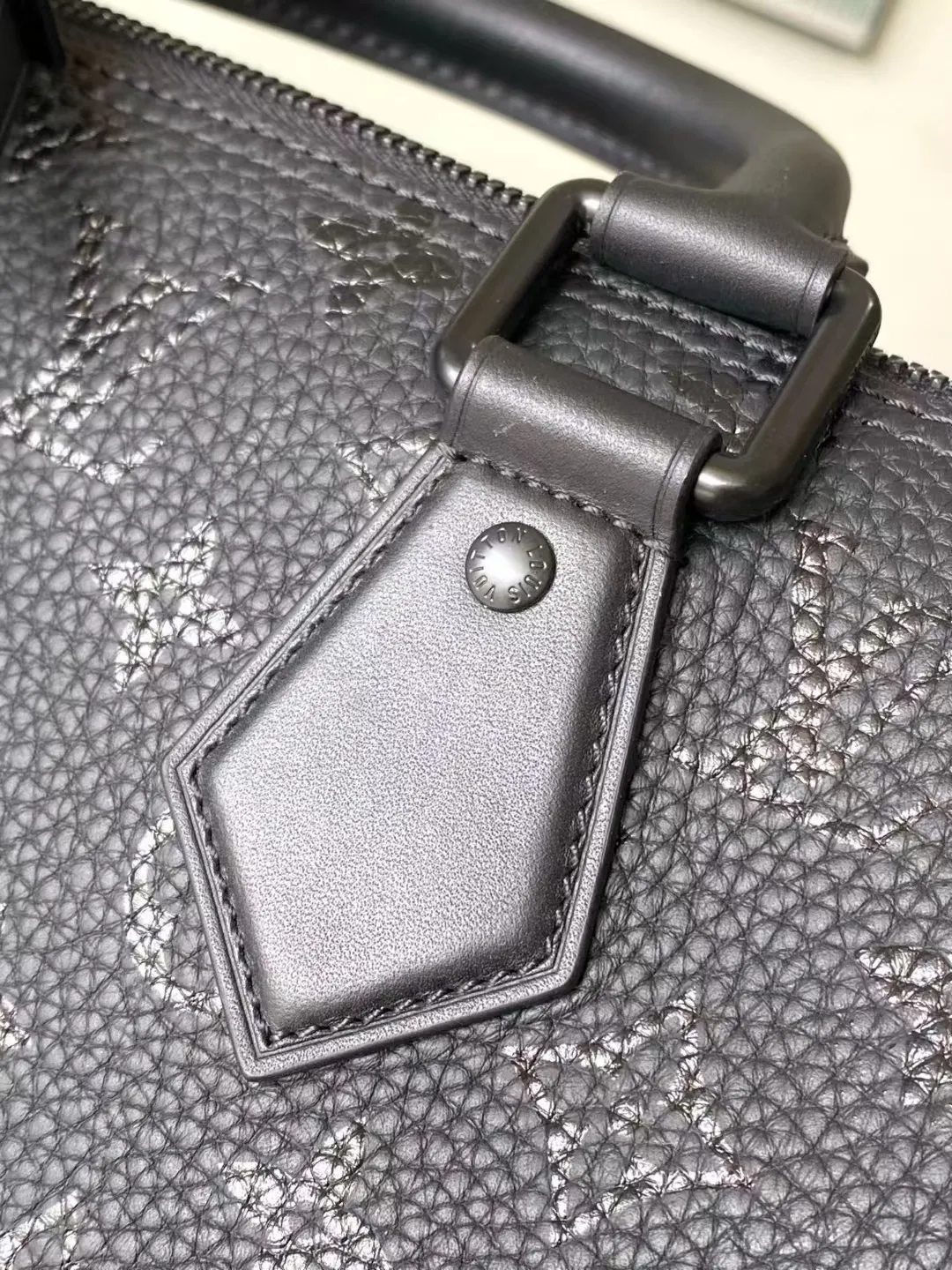 💰1800（头层皮）顶级原单 M24435 黑色 本款 Speedy  Bandoulière 30 Monogram Leather 手袋选用柔软牛皮革，以 Monogram 图案重现帆布印花的考究观感。 Dazzling metal hardware, sheepskin lining and nameplate all reflect Creative Director Pharrell Williams' relentless attention to detail. 30 x 17 x 21 厘米(长度 x 高 x 宽)