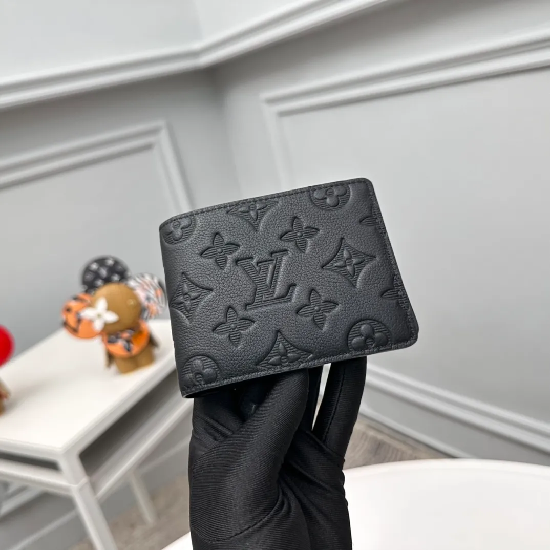 Factory price 300 Full-grain leather [Top original order] M62901 Black short clip 👏👏MULTIPLE Wallet This Louis Vuitton Multiple wallet has a refreshing and simple design. The black Monogram Shadow calfskin fabric is very soft and decorated with the iconic Monogram embossing. Compact in size, it is extremely portable and equipped with multiple credit card slots and compartments for receipts and banknotes, making it extremely practical. Dimensions: 11.5 x 9.0 x 1.5 cm.