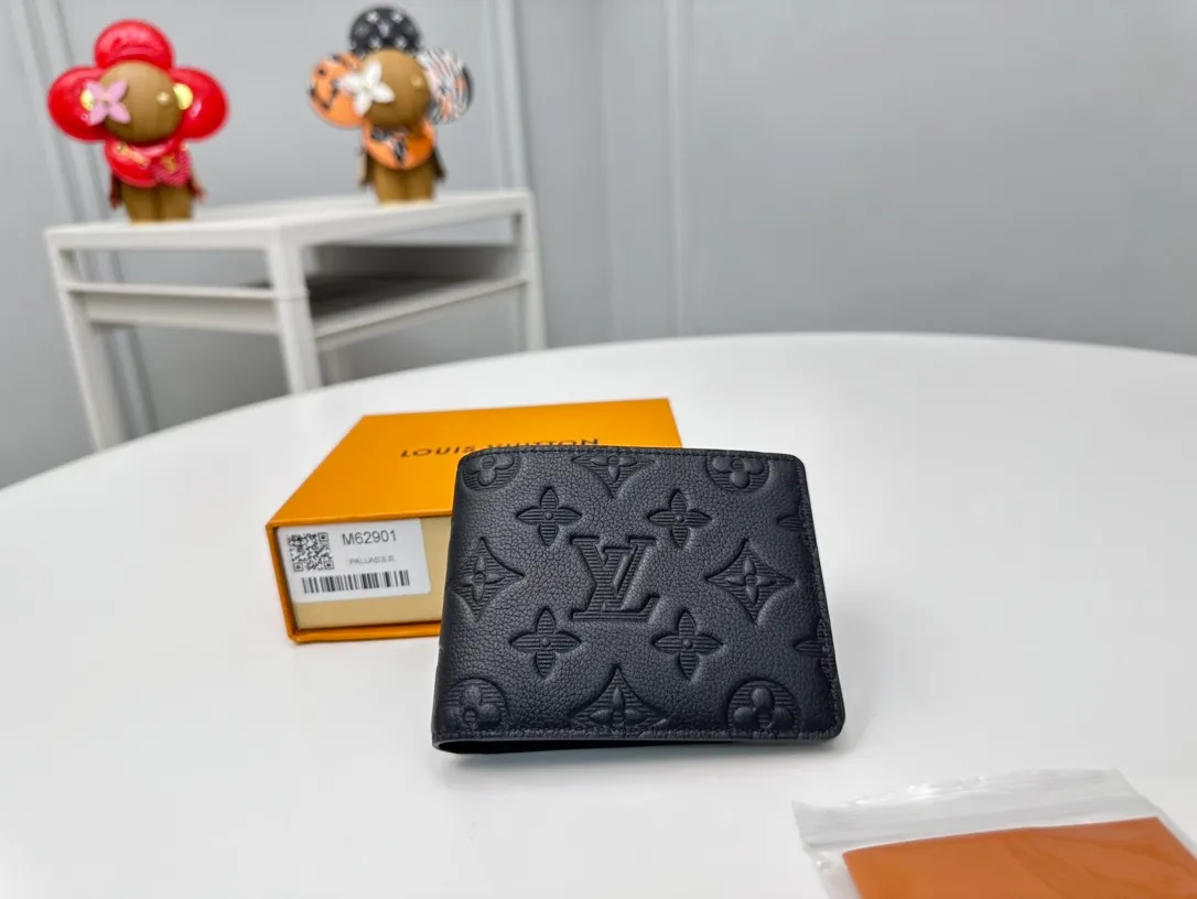 Factory price 300 Full-grain leather [Top original order] M62901 Black short clip 👏👏MULTIPLE Wallet This Louis Vuitton Multiple wallet has a refreshing and simple design. The black Monogram Shadow calfskin fabric is very soft and decorated with the iconic Monogram embossing. Compact in size, it is extremely portable and equipped with multiple credit card slots and compartments for receipts and banknotes, making it extremely practical. Dimensions: 11.5 x 9.0 x 1.5 cm.