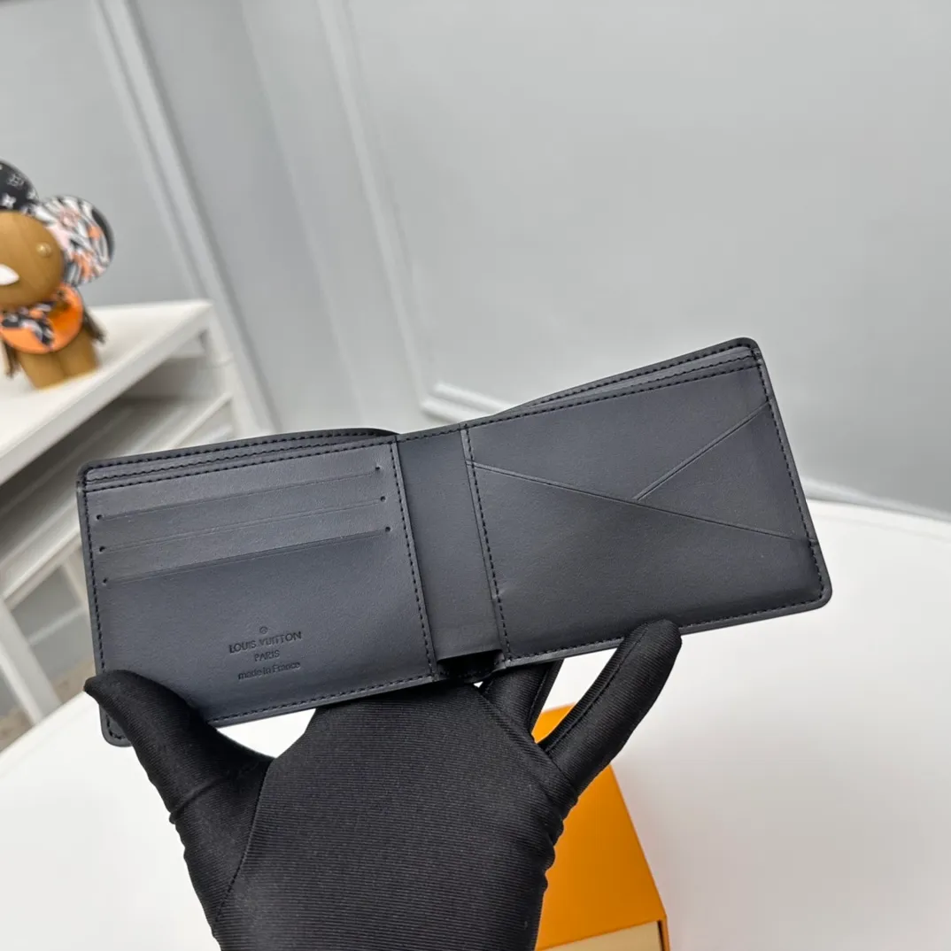 Factory price 300 Full-grain leather [Top original order] M62901 Black short clip 👏👏MULTIPLE Wallet This Louis Vuitton Multiple wallet has a refreshing and simple design. The black Monogram Shadow calfskin fabric is very soft and decorated with the iconic Monogram embossing. Compact in size, it is extremely portable and equipped with multiple credit card slots and compartments for receipts and banknotes, making it extremely practical. Dimensions: 11.5 x 9.0 x 1.5 cm.