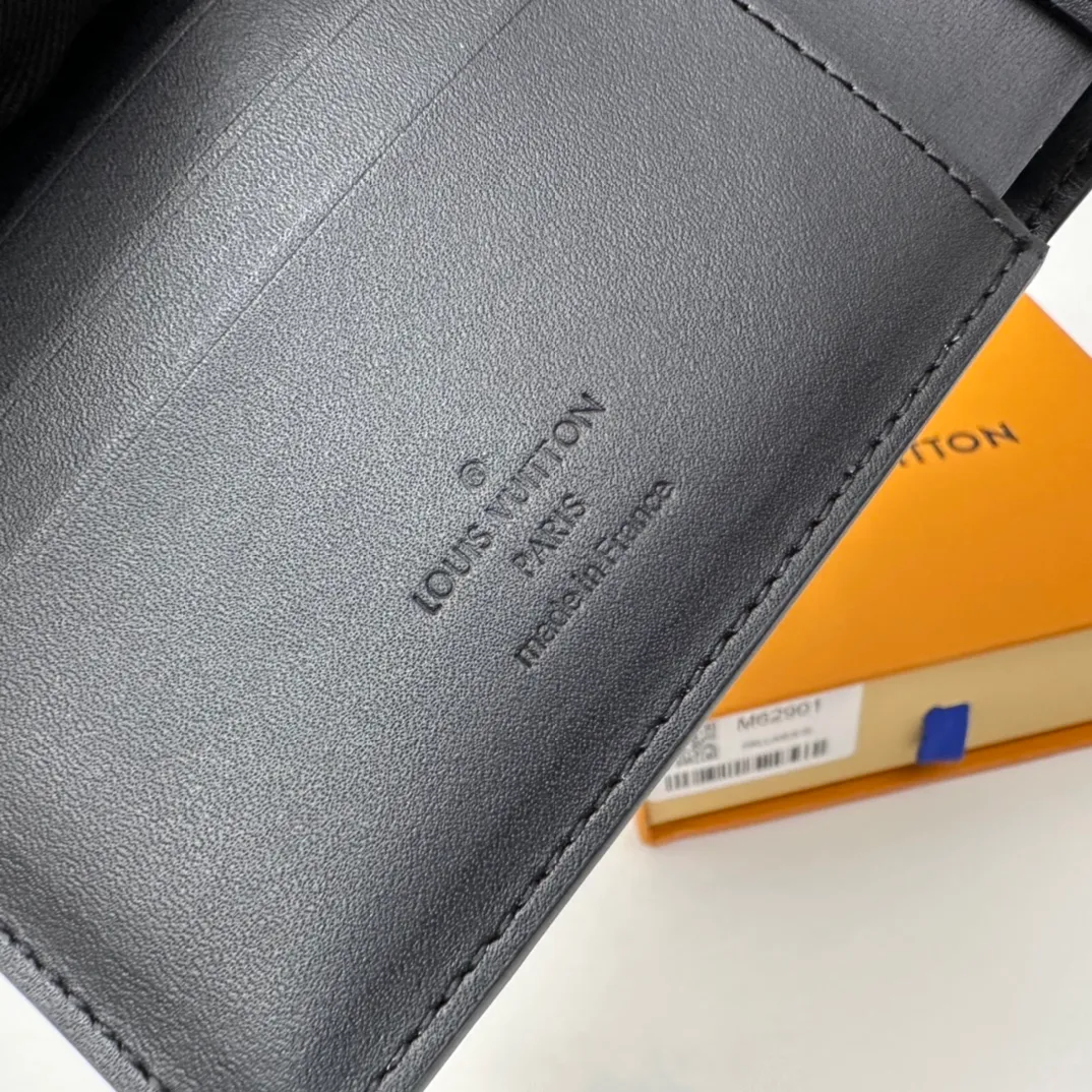 Factory price 300 Full-grain leather [Top original order] M62901 Black short clip 👏👏MULTIPLE Wallet This Louis Vuitton Multiple wallet has a refreshing and simple design. The black Monogram Shadow calfskin fabric is very soft and decorated with the iconic Monogram embossing. Compact in size, it is extremely portable and equipped with multiple credit card slots and compartments for receipts and banknotes, making it extremely practical. Dimensions: 11.5 x 9.0 x 1.5 cm.