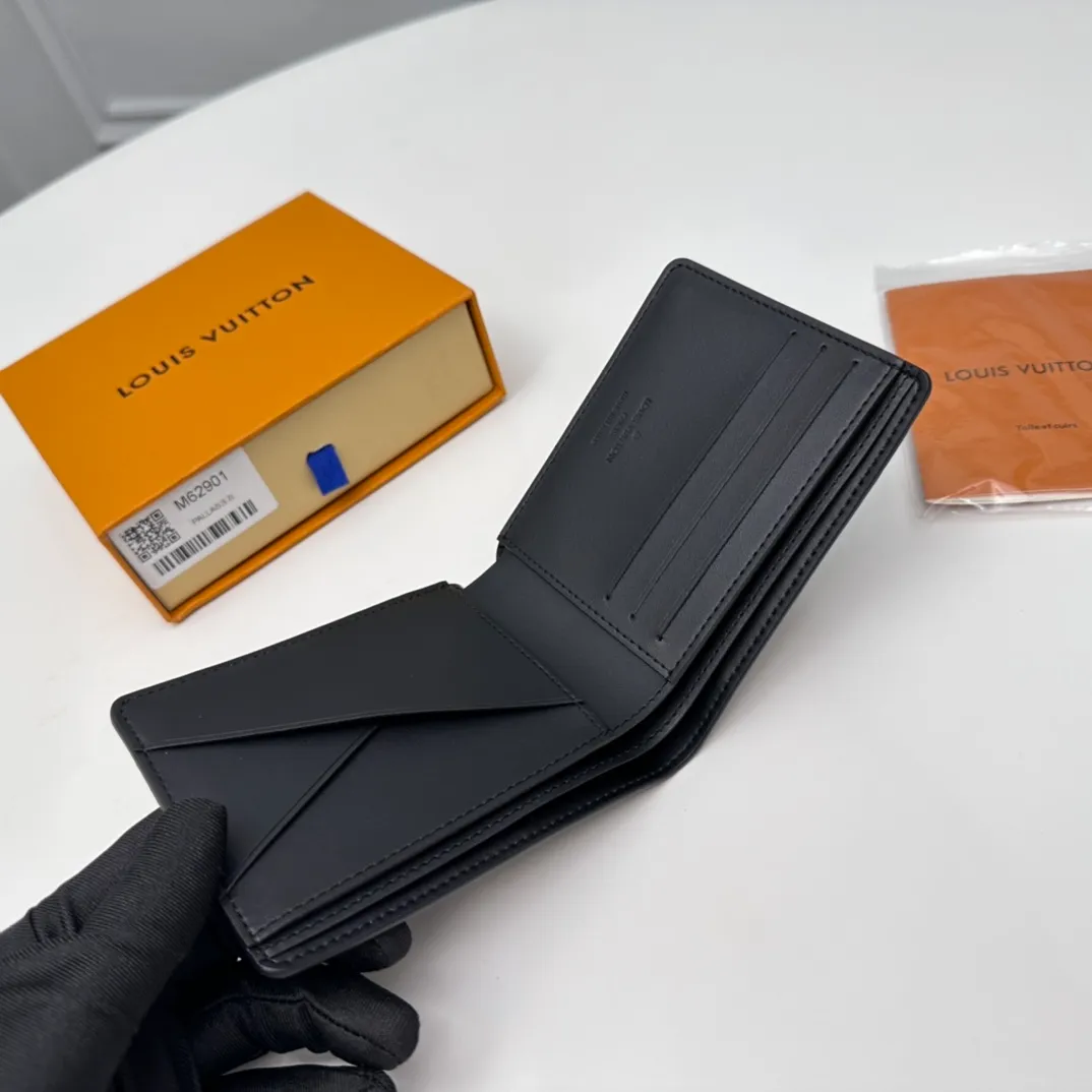 Factory price 300 Full-grain leather [Top original order] M62901 Black short clip 👏👏MULTIPLE Wallet This Louis Vuitton Multiple wallet has a refreshing and simple design. The black Monogram Shadow calfskin fabric is very soft and decorated with the iconic Monogram embossing. Compact in size, it is extremely portable and equipped with multiple credit card slots and compartments for receipts and banknotes, making it extremely practical. Dimensions: 11.5 x 9.0 x 1.5 cm.