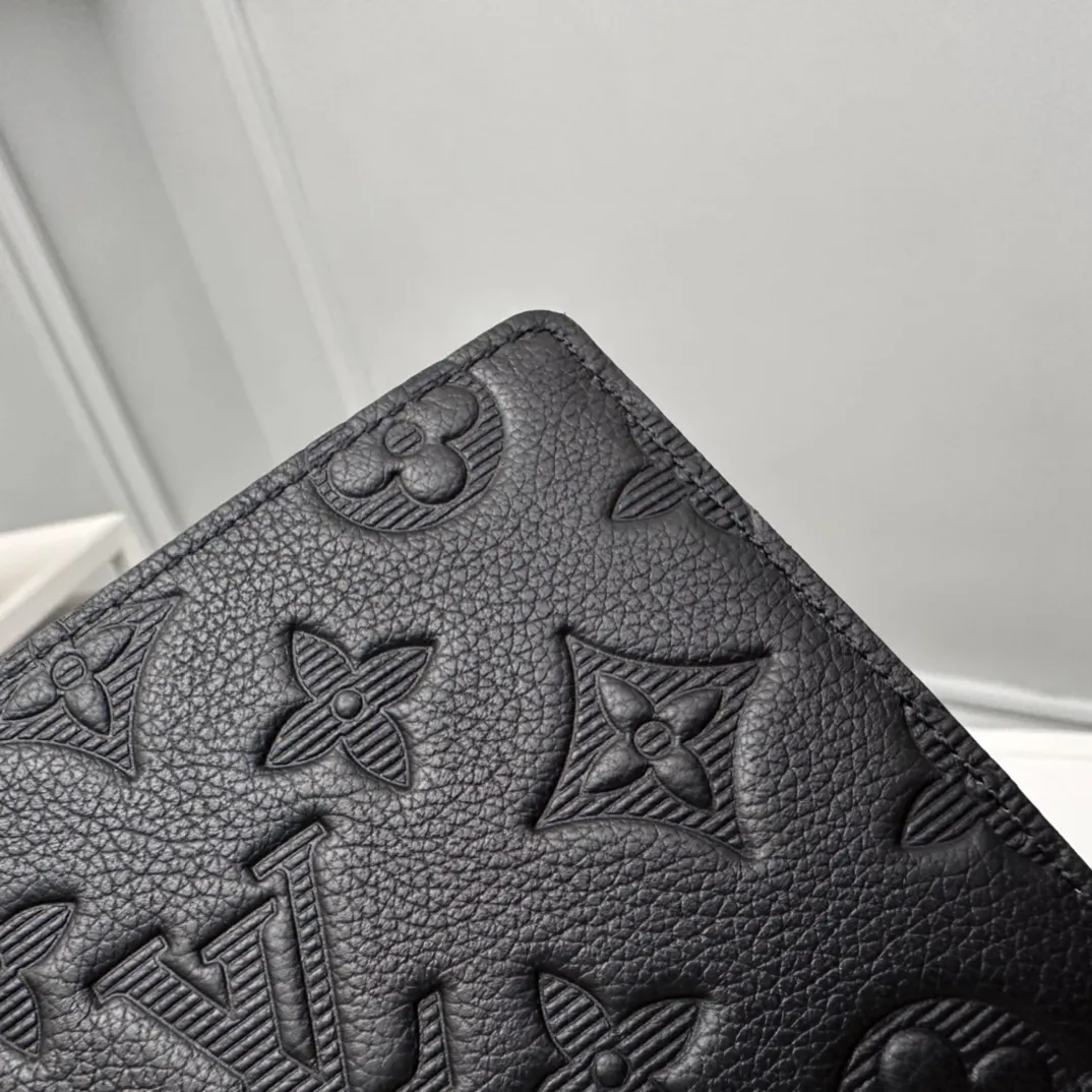 Factory price 300 Full-grain leather [Top original order] M62901 Black short clip 👏👏MULTIPLE Wallet This Louis Vuitton Multiple wallet has a refreshing and simple design. The black Monogram Shadow calfskin fabric is very soft and decorated with the iconic Monogram embossing. Compact in size, it is extremely portable and equipped with multiple credit card slots and compartments for receipts and banknotes, making it extremely practical. Dimensions: 11.5 x 9.0 x 1.5 cm.