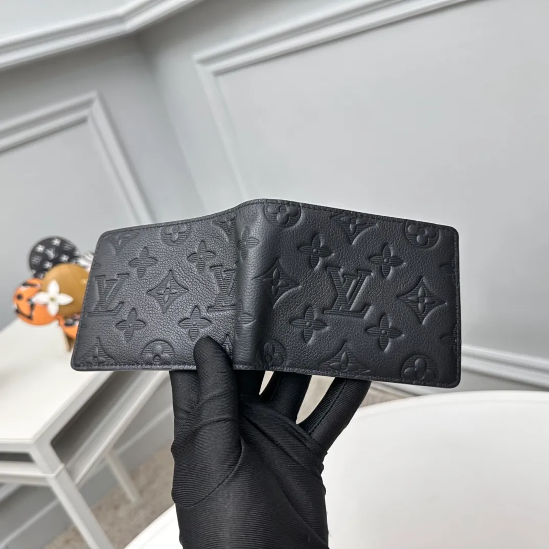 Factory price 300 Full-grain leather [Top original order] M62901 Black short clip 👏👏MULTIPLE Wallet This Louis Vuitton Multiple wallet has a refreshing and simple design. The black Monogram Shadow calfskin fabric is very soft and decorated with the iconic Monogram embossing. Compact in size, it is extremely portable and equipped with multiple credit card slots and compartments for receipts and banknotes, making it extremely practical. Dimensions: 11.5 x 9.0 x 1.5 cm.
