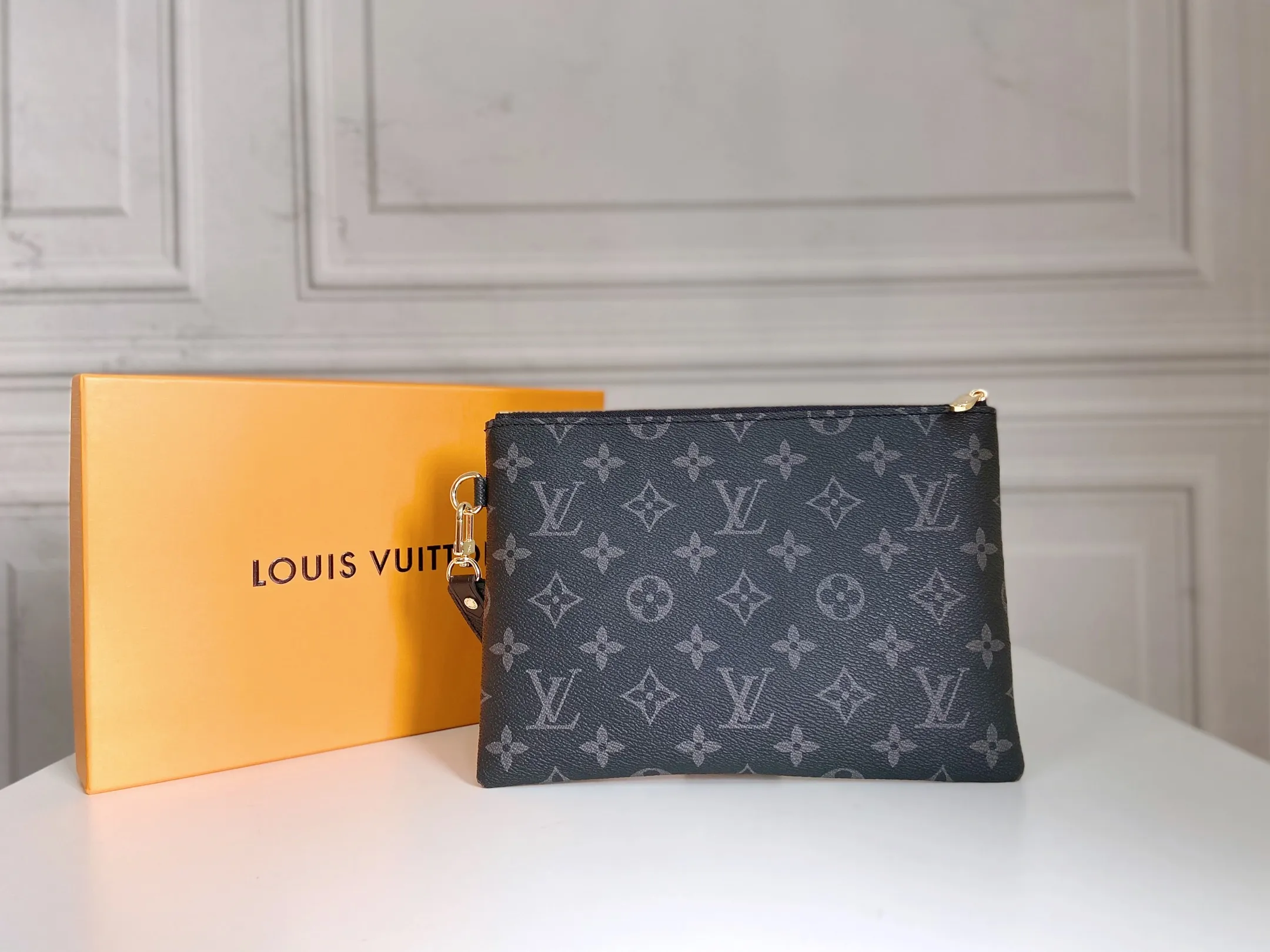 💰130 💎Inspired by Louis Vuitton’s classic suitcases, this City bag is made of Monogram canvas and decorated with printed embroidered patches, reminiscent of suitcase stickers from the late 19th century. A removable wrist strap adds practicality and style to this versatile bag design. Style number: M63447. Dimensions: 16.0 x 23.0 x 0.3 cm (length x height x width)