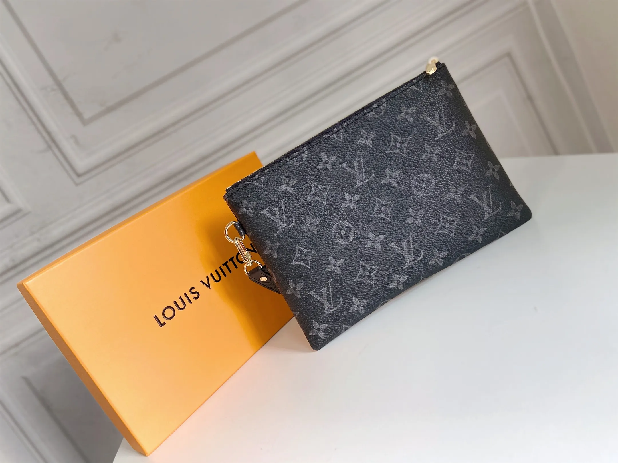 💰130 💎Inspired by Louis Vuitton’s classic suitcases, this City bag is made of Monogram canvas and decorated with printed embroidered patches, reminiscent of suitcase stickers from the late 19th century. A removable wrist strap adds practicality and style to this versatile bag design. Style number: M63447. Dimensions: 16.0 x 23.0 x 0.3 cm (length x height x width)