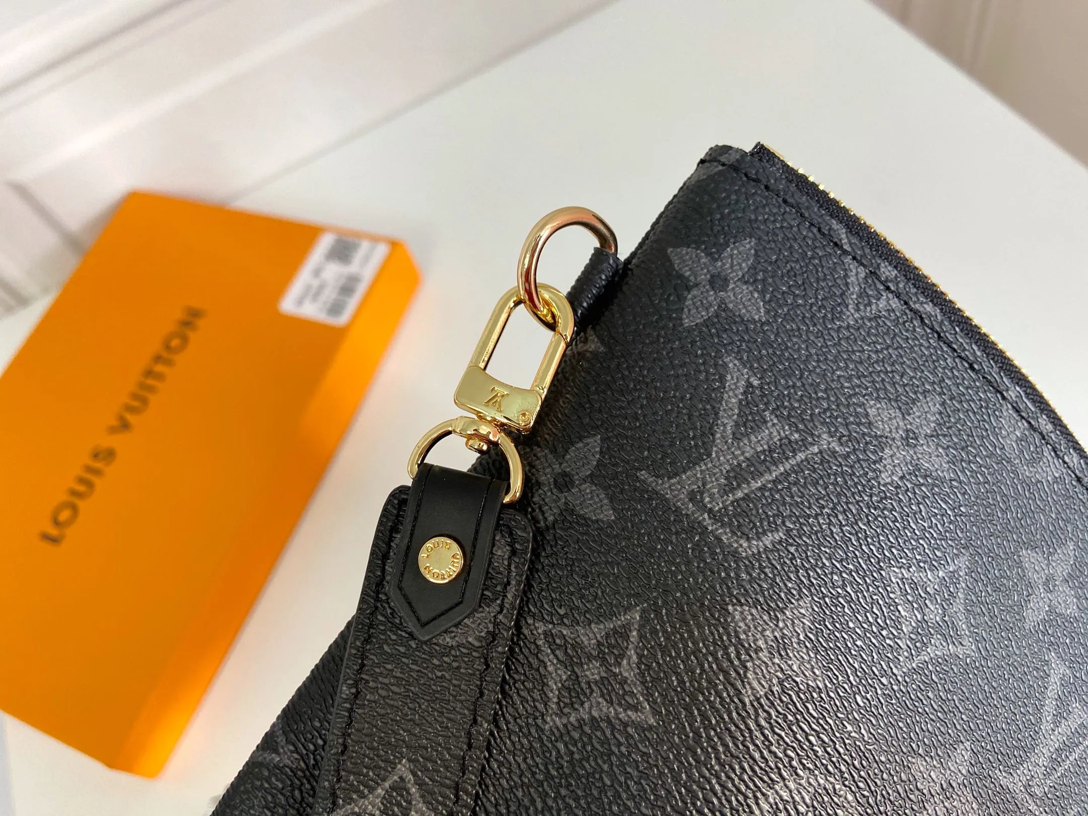 💰130 💎Inspired by Louis Vuitton’s classic suitcases, this City bag is made of Monogram canvas and decorated with printed embroidered patches, reminiscent of suitcase stickers from the late 19th century. A removable wrist strap adds practicality and style to this versatile bag design. Style number: M63447. Dimensions: 16.0 x 23.0 x 0.3 cm (length x height x width)