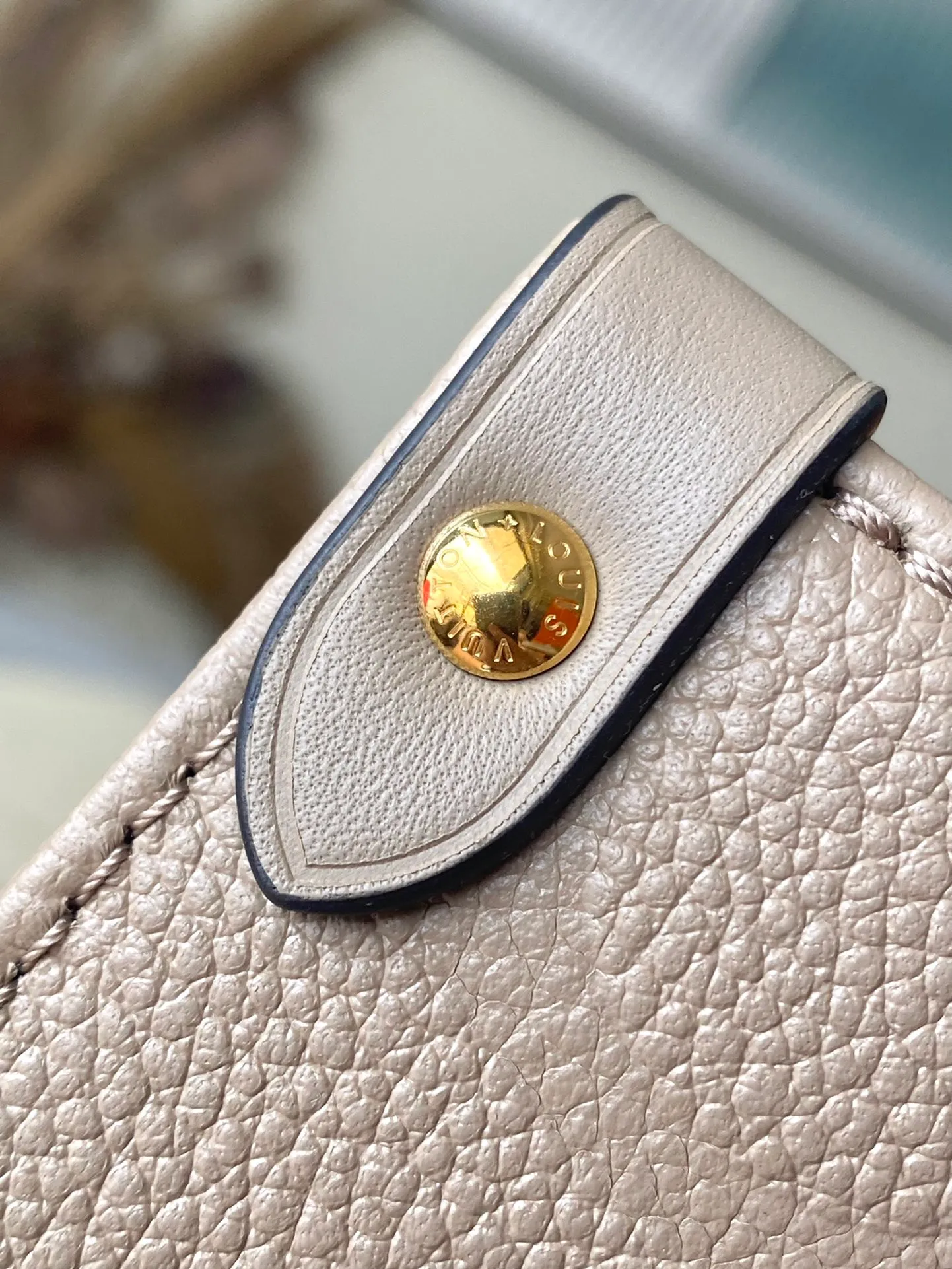 💰1120 (top layer leather) top original order M45607. Support counter inspection. Photos taken of duty-free goods are consistent with the product without unpacking. This product is an exclusive duty-free product in the market and is the highest-end product. Inspection is supported. This product has passed strict inspection and is flawless. Please wear gloves when touching the product. This product is not returnable or exchangeable. Please confirm the product first and then remove the label on the handle. This product is temporarily not open to the public, only regular customers, and is in short supply. Dimensions: 35 x 27 x 14 cm