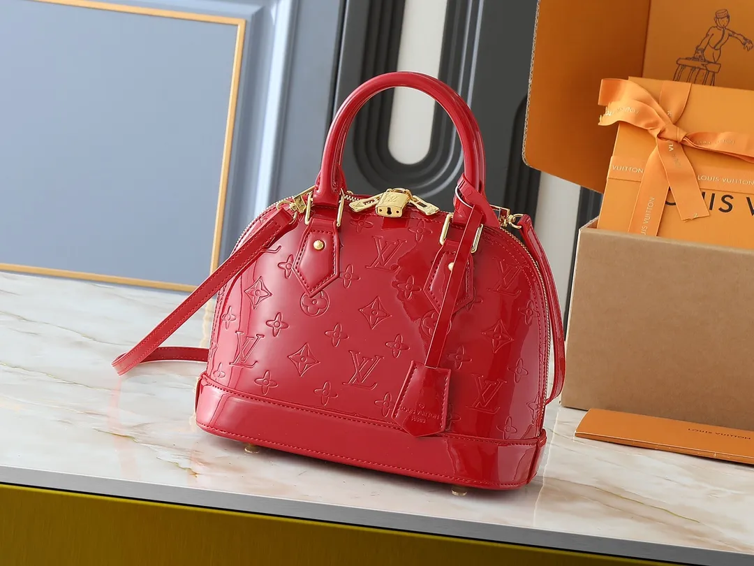 💰240💰Upgraded from the original model, the same patent leather series 53152.91606Alma BB 40302, 93595, handbags are derived from the classic Louis Vuitton bag designed in 1934. This compact bag easily holds keys, wallet, smartphone and lipstick. Detachable shoulder strap for cross-body wear. This modern version of the bag continues its classic silhouette, in Epi leather in bright and inspiring colours, dimensions: 25x19x11