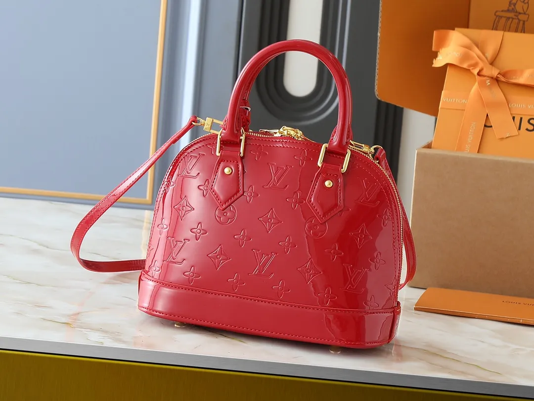 💰240💰Upgraded from the original model, the same patent leather series 53152.91606Alma BB 40302, 93595, handbags are derived from the classic Louis Vuitton bag designed in 1934. This compact bag easily holds keys, wallet, smartphone and lipstick. Detachable shoulder strap for cross-body wear. This modern version of the bag continues its classic silhouette, in Epi leather in bright and inspiring colours, dimensions: 25x19x11