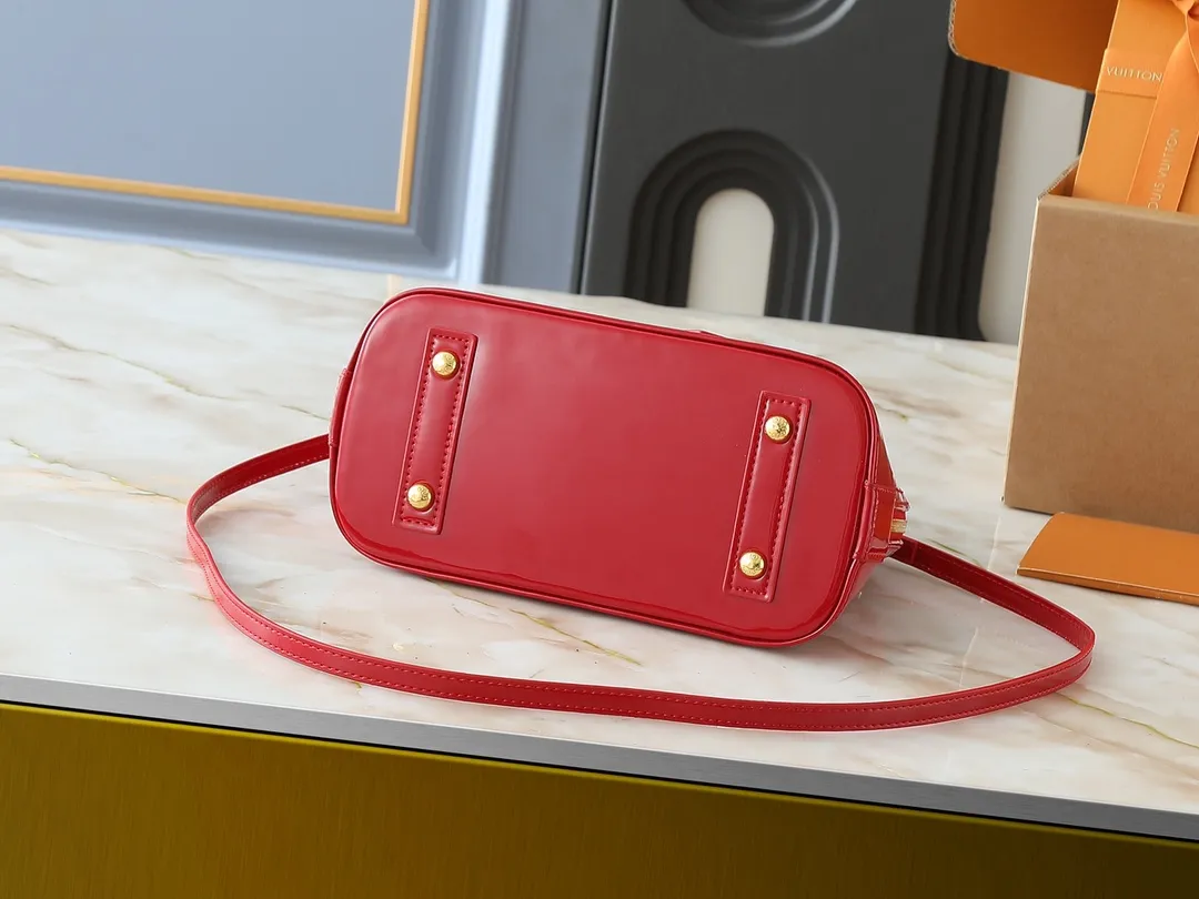 💰240💰Upgraded from the original model, the same patent leather series 53152.91606Alma BB 40302, 93595, handbags are derived from the classic Louis Vuitton bag designed in 1934. This compact bag easily holds keys, wallet, smartphone and lipstick. Detachable shoulder strap for cross-body wear. This modern version of the bag continues its classic silhouette, in Epi leather in bright and inspiring colours, dimensions: 25x19x11