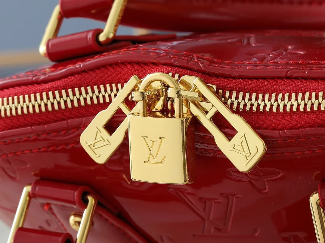 💰240💰Upgraded from the original model, the same patent leather series 53152.91606Alma BB 40302, 93595, handbags are derived from the classic Louis Vuitton bag designed in 1934. This compact bag easily holds keys, wallet, smartphone and lipstick. Detachable shoulder strap for cross-body wear. This modern version of the bag continues its classic silhouette, in Epi leather in bright and inspiring colours, dimensions: 25x19x11
