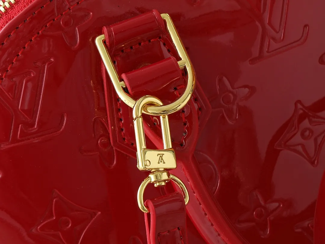 💰240💰Upgraded from the original model, the same patent leather series 53152.91606Alma BB 40302, 93595, handbags are derived from the classic Louis Vuitton bag designed in 1934. This compact bag easily holds keys, wallet, smartphone and lipstick. Detachable shoulder strap for cross-body wear. This modern version of the bag continues its classic silhouette, in Epi leather in bright and inspiring colours, dimensions: 25x19x11