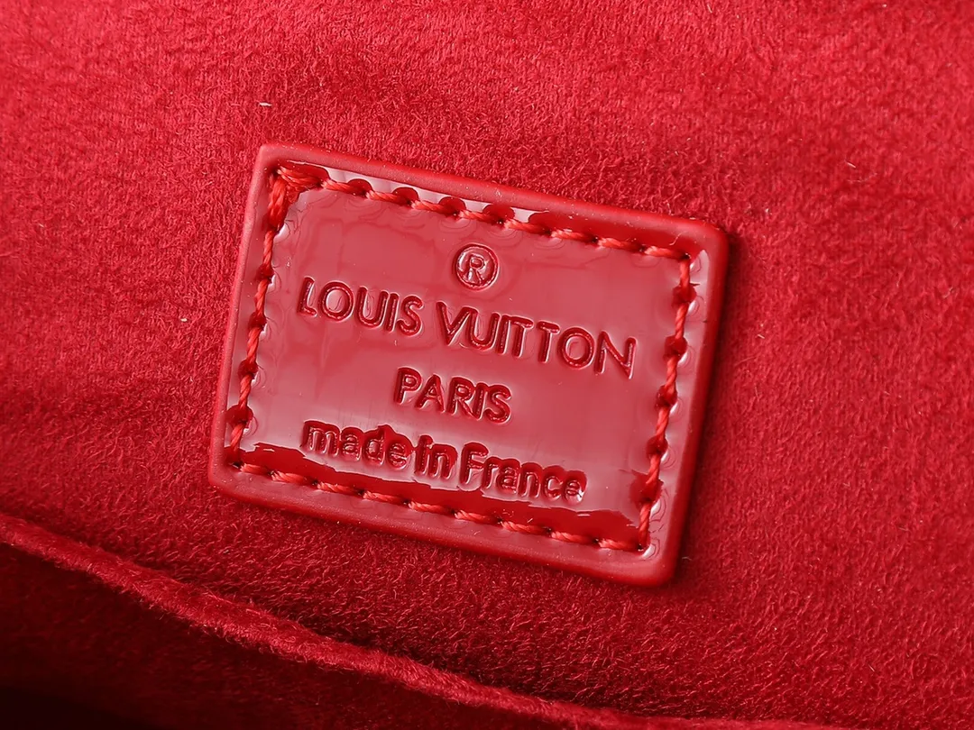 💰240💰Upgraded from the original model, the same patent leather series 53152.91606Alma BB 40302, 93595, handbags are derived from the classic Louis Vuitton bag designed in 1934. This compact bag easily holds keys, wallet, smartphone and lipstick. Detachable shoulder strap for cross-body wear. This modern version of the bag continues its classic silhouette, in Epi leather in bright and inspiring colours, dimensions: 25x19x11