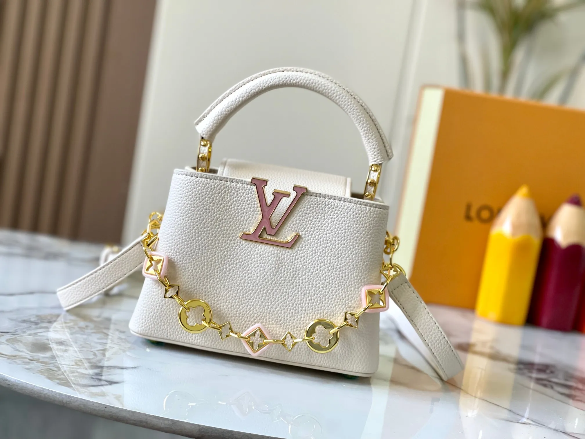 p460 [Guangzhou top quality original] M14970 white Capucines mini series is named after the Paris street where Louis Vuitton first opened its store in 1854. This time it is added to the Harmony series through a mini version design. Taurillon cow leather creates a classic structure, and the decorative chain gives the Monogram floral jewelry texture. There is plenty of space to store daily necessities such as short wallets, keys, and lipstick. Size:21×14×8cm