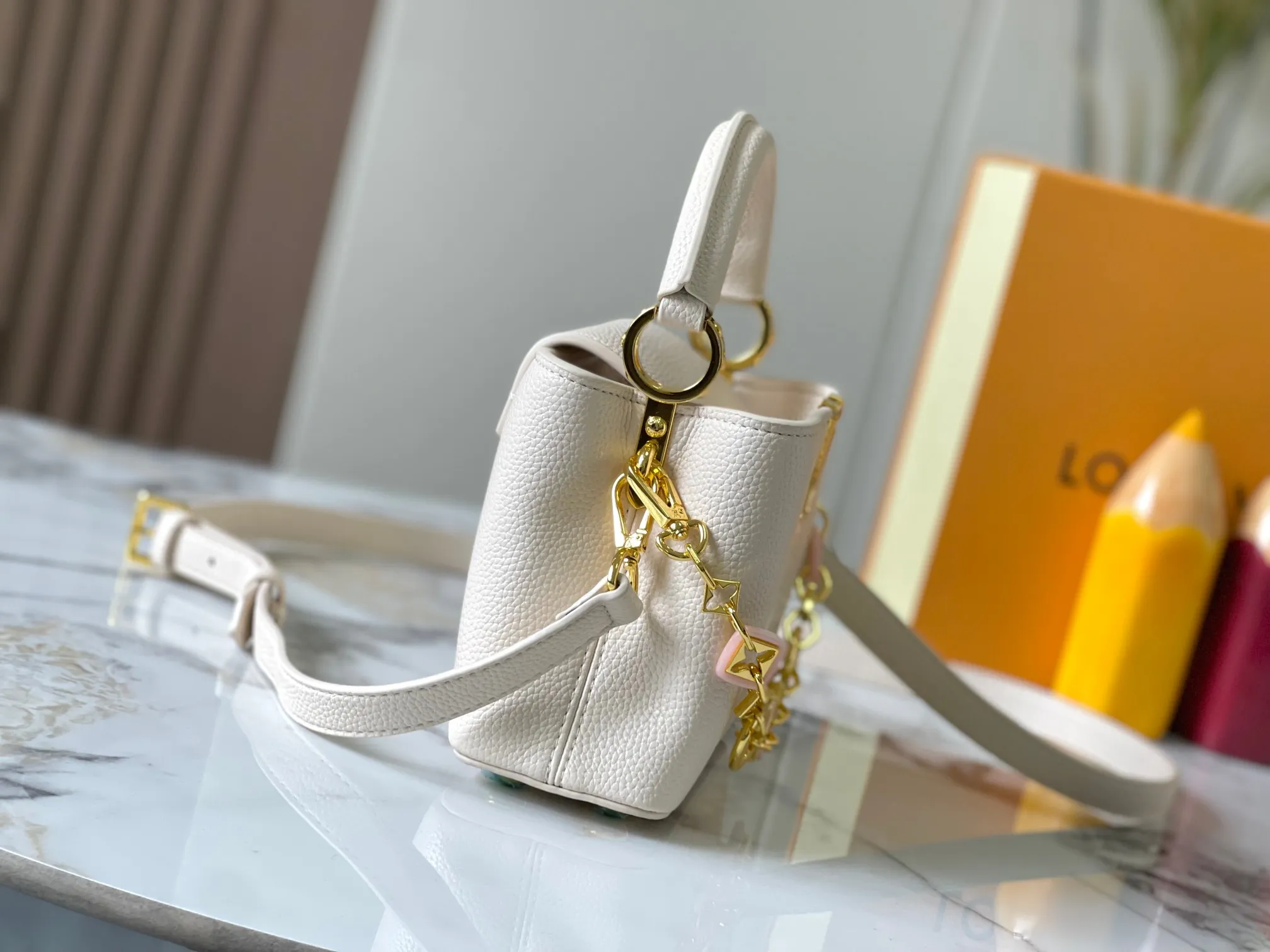 p460 [Guangzhou top quality original] M14970 white Capucines mini series is named after the Paris street where Louis Vuitton first opened its store in 1854. This time it is added to the Harmony series through a mini version design. Taurillon cow leather creates a classic structure, and the decorative chain gives the Monogram floral jewelry texture. There is plenty of space to store daily necessities such as short wallets, keys, and lipstick. Size:21×14×8cm