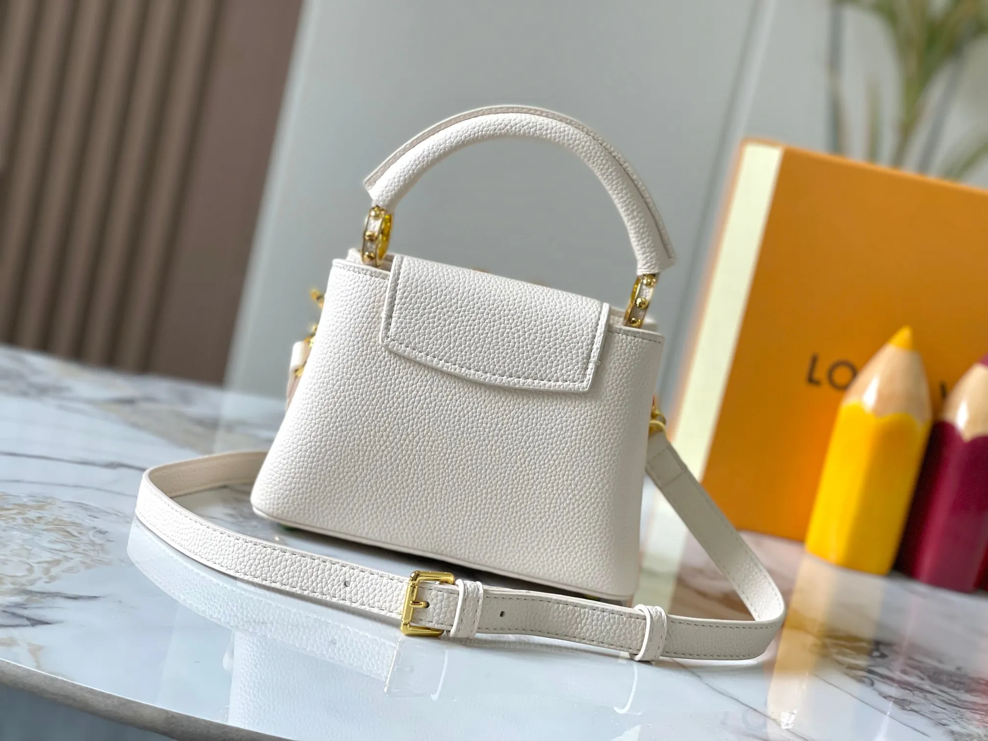 p460 [Guangzhou top quality original] M14970 white Capucines mini series is named after the Paris street where Louis Vuitton first opened its store in 1854. This time it is added to the Harmony series through a mini version design. Taurillon cow leather creates a classic structure, and the decorative chain gives the Monogram floral jewelry texture. There is plenty of space to store daily necessities such as short wallets, keys, and lipstick. Size:21×14×8cm