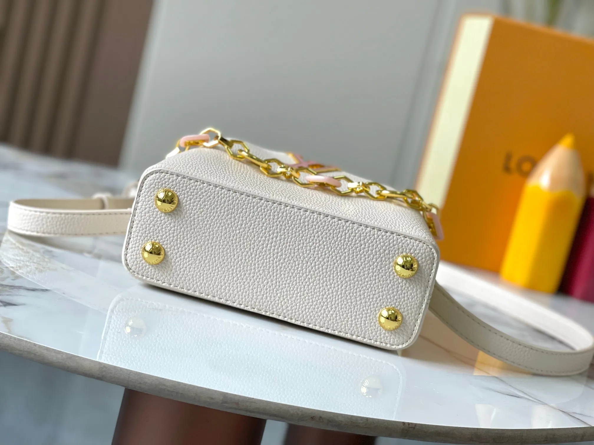 p460 [Guangzhou top quality original] M14970 white Capucines mini series is named after the Paris street where Louis Vuitton first opened its store in 1854. This time it is added to the Harmony series through a mini version design. Taurillon cow leather creates a classic structure, and the decorative chain gives the Monogram floral jewelry texture. There is plenty of space to store daily necessities such as short wallets, keys, and lipstick. Size:21×14×8cm