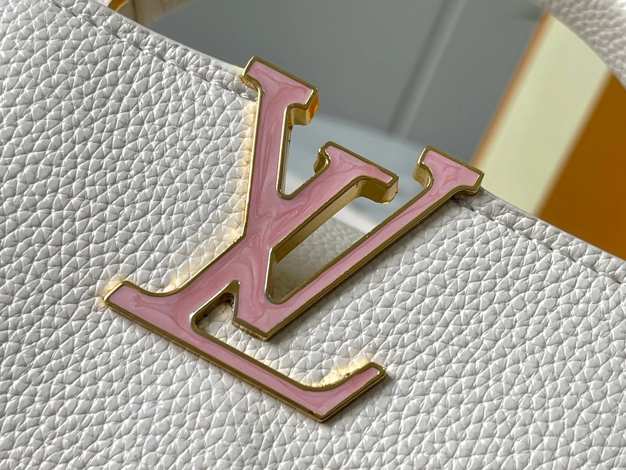 p460 [Guangzhou top quality original] M14970 white Capucines mini series is named after the Paris street where Louis Vuitton first opened its store in 1854. This time it is added to the Harmony series through a mini version design. Taurillon cow leather creates a classic structure, and the decorative chain gives the Monogram floral jewelry texture. There is plenty of space to store daily necessities such as short wallets, keys, and lipstick. Size:21×14×8cm