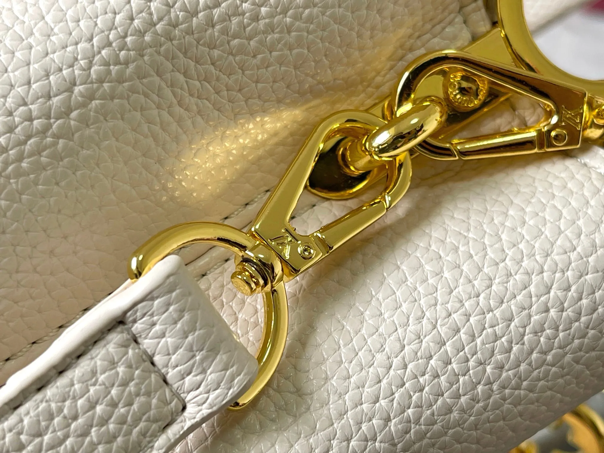 p460 [Guangzhou top quality original] M14970 white Capucines mini series is named after the Paris street where Louis Vuitton first opened its store in 1854. This time it is added to the Harmony series through a mini version design. Taurillon cow leather creates a classic structure, and the decorative chain gives the Monogram floral jewelry texture. There is plenty of space to store daily necessities such as short wallets, keys, and lipstick. Size:21×14×8cm