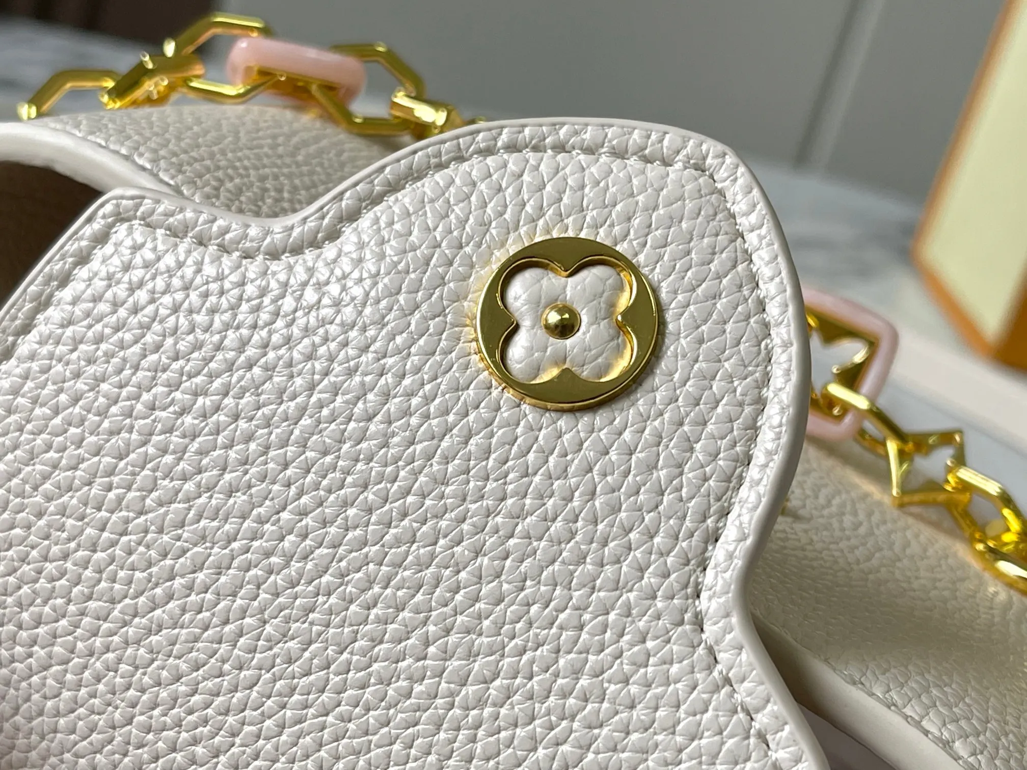 p460 [Guangzhou top quality original] M14970 white Capucines mini series is named after the Paris street where Louis Vuitton first opened its store in 1854. This time it is added to the Harmony series through a mini version design. Taurillon cow leather creates a classic structure, and the decorative chain gives the Monogram floral jewelry texture. There is plenty of space to store daily necessities such as short wallets, keys, and lipstick. Size:21×14×8cm