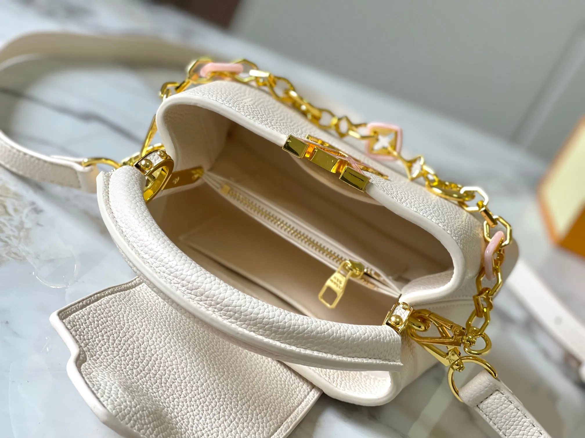 p460 [Guangzhou top quality original] M14970 white Capucines mini series is named after the Paris street where Louis Vuitton first opened its store in 1854. This time it is added to the Harmony series through a mini version design. Taurillon cow leather creates a classic structure, and the decorative chain gives the Monogram floral jewelry texture. There is plenty of space to store daily necessities such as short wallets, keys, and lipstick. Size:21×14×8cm