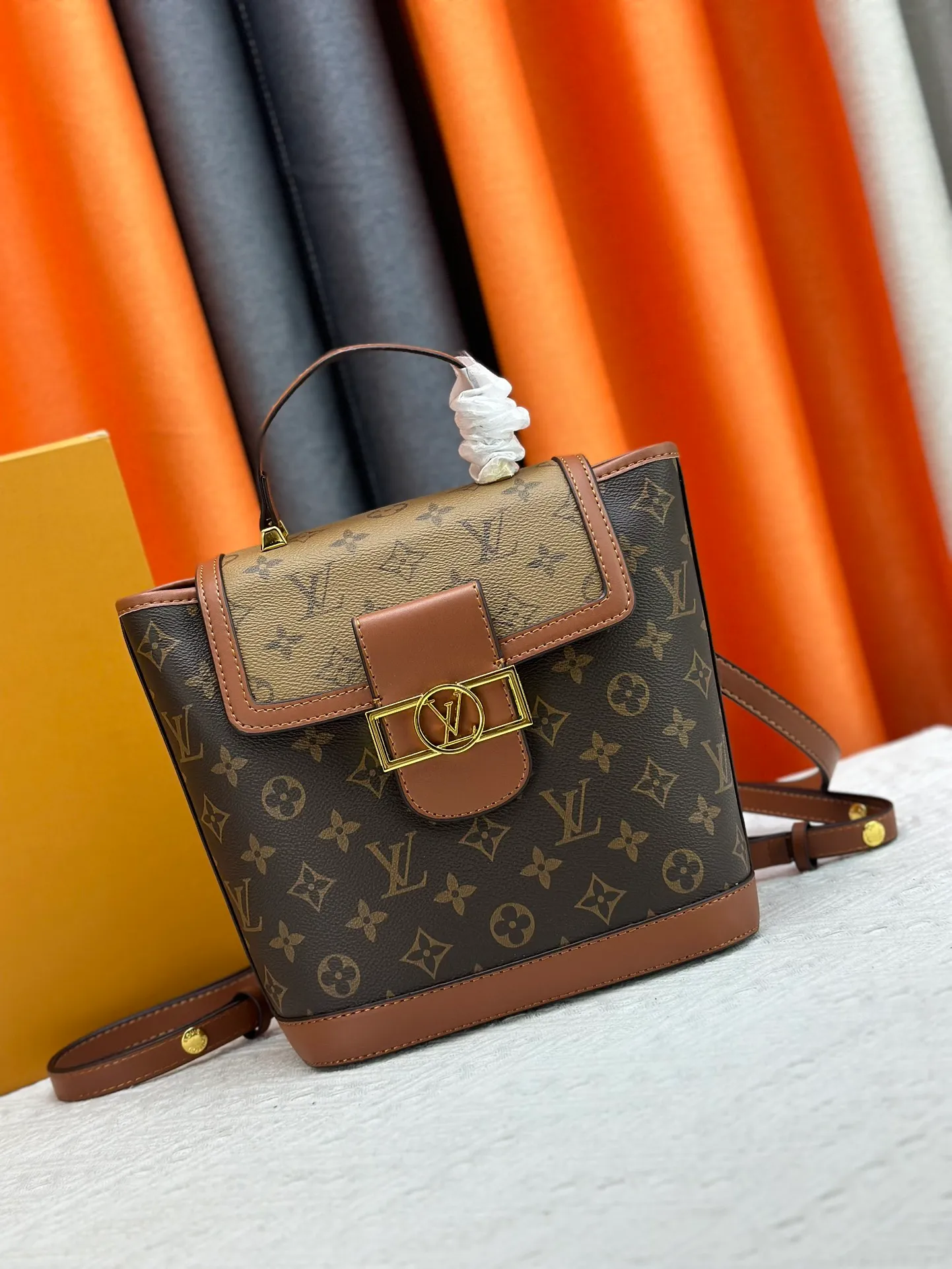 P320 Daphne Backpack M43599/44391/43560🌱Made of soft leather material and iconic LV twist lock design, this Lockme backpack further enriches the diverse Lockme series with a new shape. Light, feminine and lively, it is the perfect companion for smart women in daily life: it can be worn as a handbag on one shoulder or carried on both shoulders to enhance functionality. 22 x 28 x 13 cm (L x H x W) - Soft calfskin outer - Soft calfskin trim - Microfiber lining - Silver-tone hardware - Leather handles - Adjustable shoulder strap - Leather cord - Internal pocket - LV twist lock closure