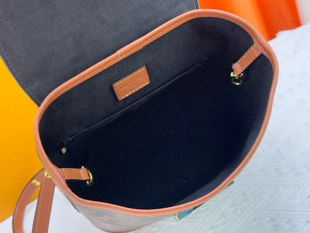 P320 Daphne Backpack M43599/44391/43560🌱Made of soft leather material and iconic LV twist lock design, this Lockme backpack further enriches the diverse Lockme series with a new shape. Light, feminine and lively, it is the perfect companion for smart women in daily life: it can be worn as a handbag on one shoulder or carried on both shoulders to enhance functionality. 22 x 28 x 13 cm (L x H x W) - Soft calfskin outer - Soft calfskin trim - Microfiber lining - Silver-tone hardware - Leather handles - Adjustable shoulder strap - Leather cord - Internal pocket - LV twist lock closure